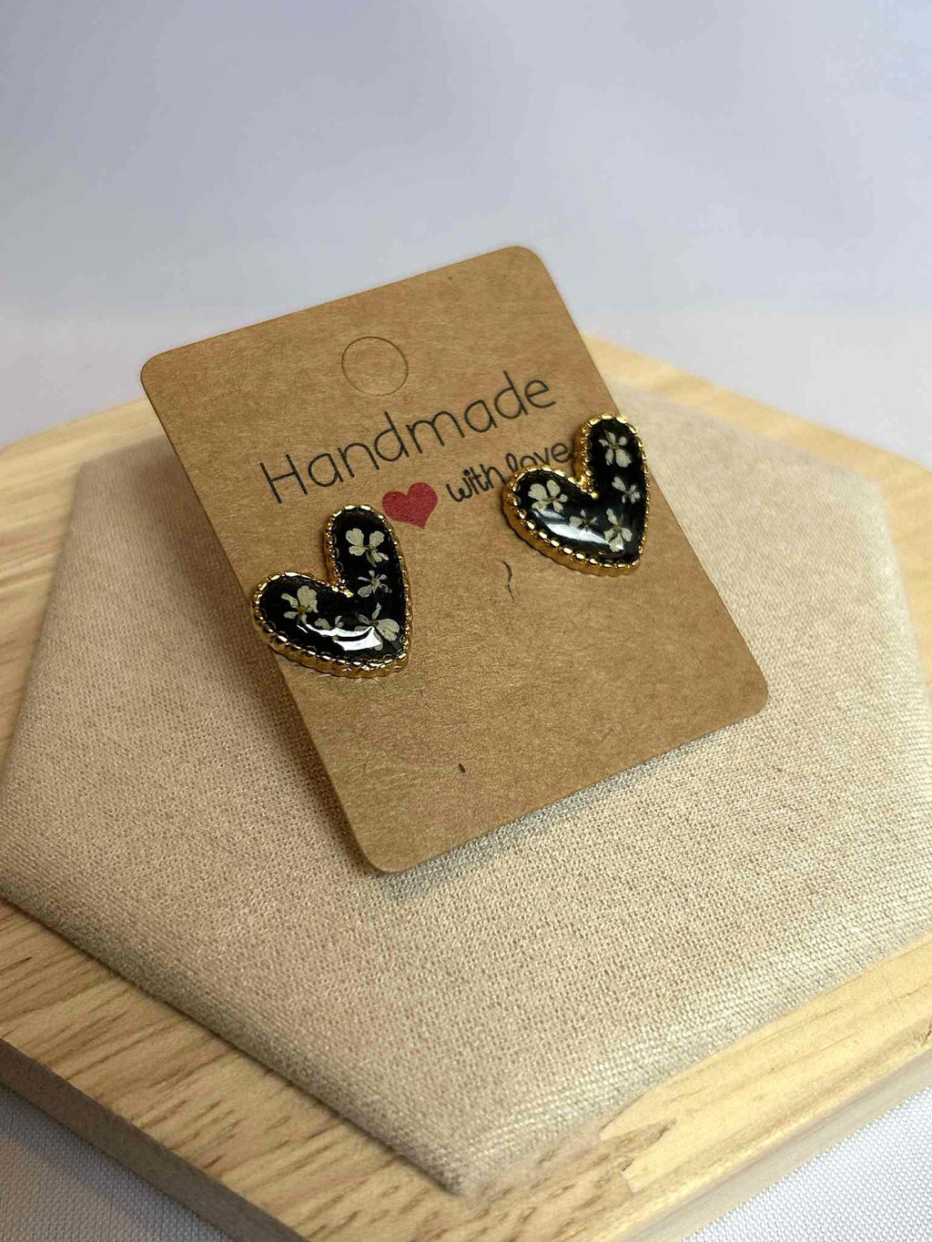 Clous d'oreilles cœur avec petites fleurs séchées - puces d'oreilles