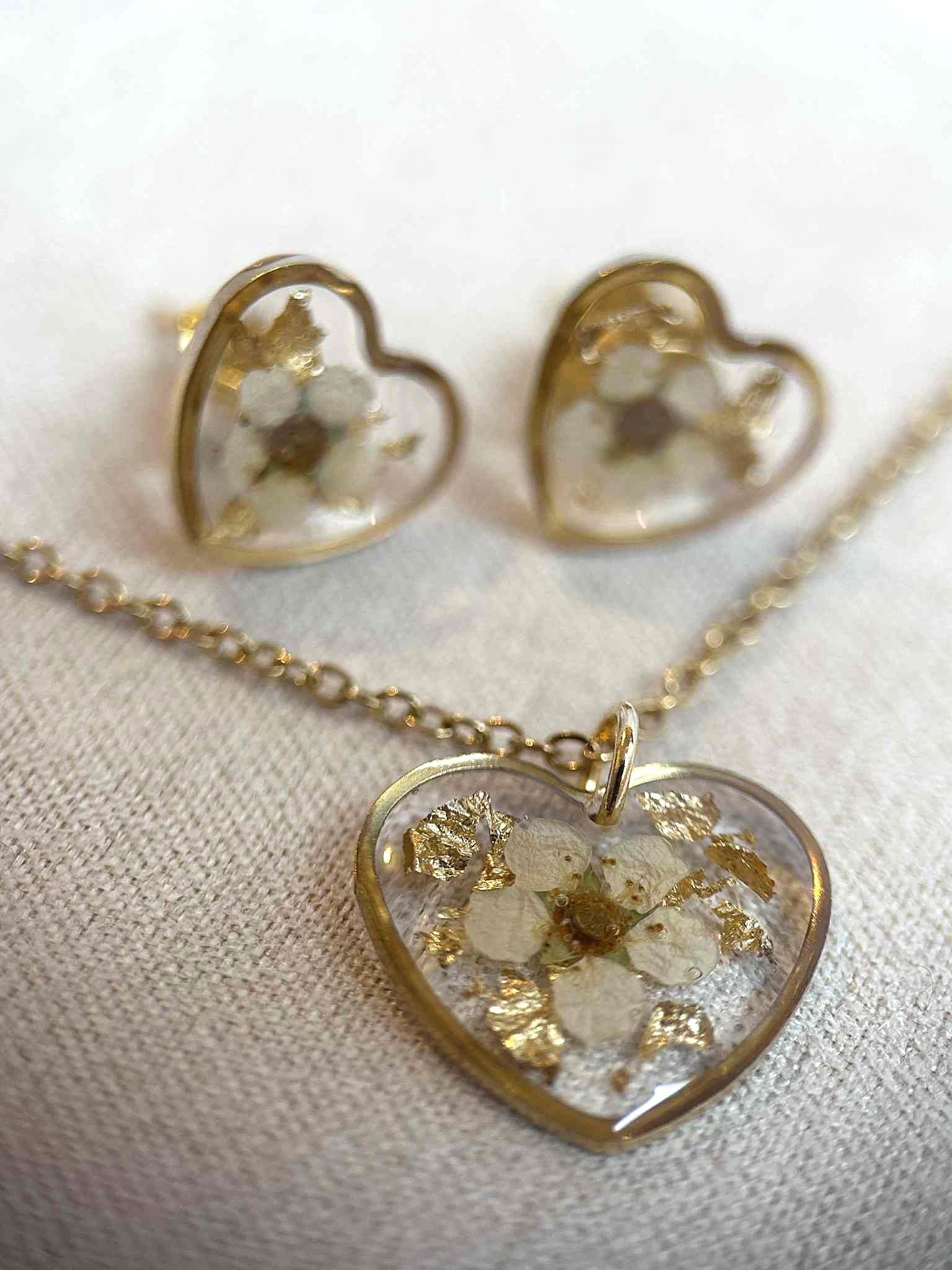 Parure de bijoux - coeurs avec fleurs séchées