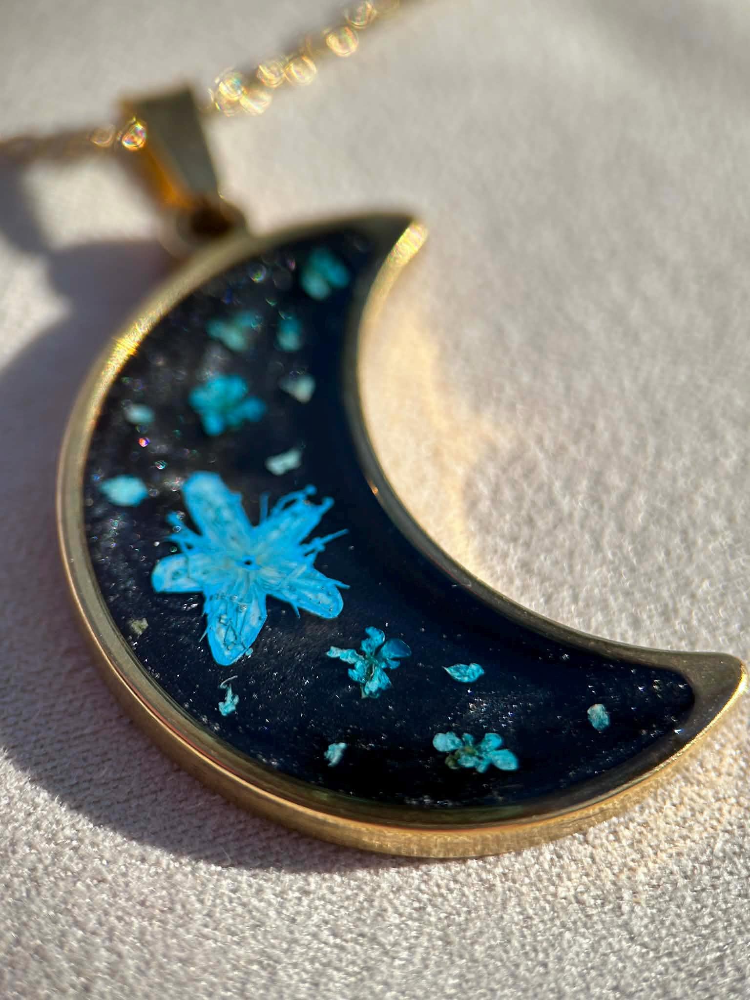 Collier doré avec pendentif en forme de croissant et fleurs séchées