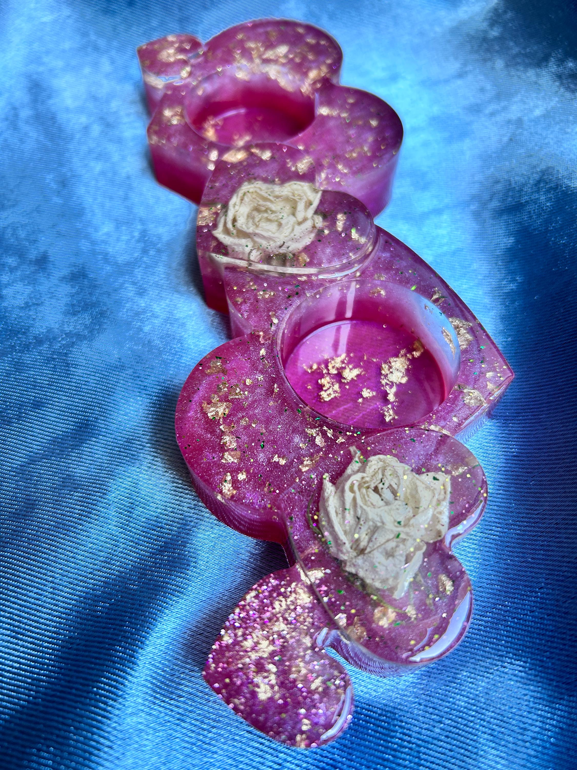 Bougeoir en résine avec roses blanches séchées - forme de cœur
