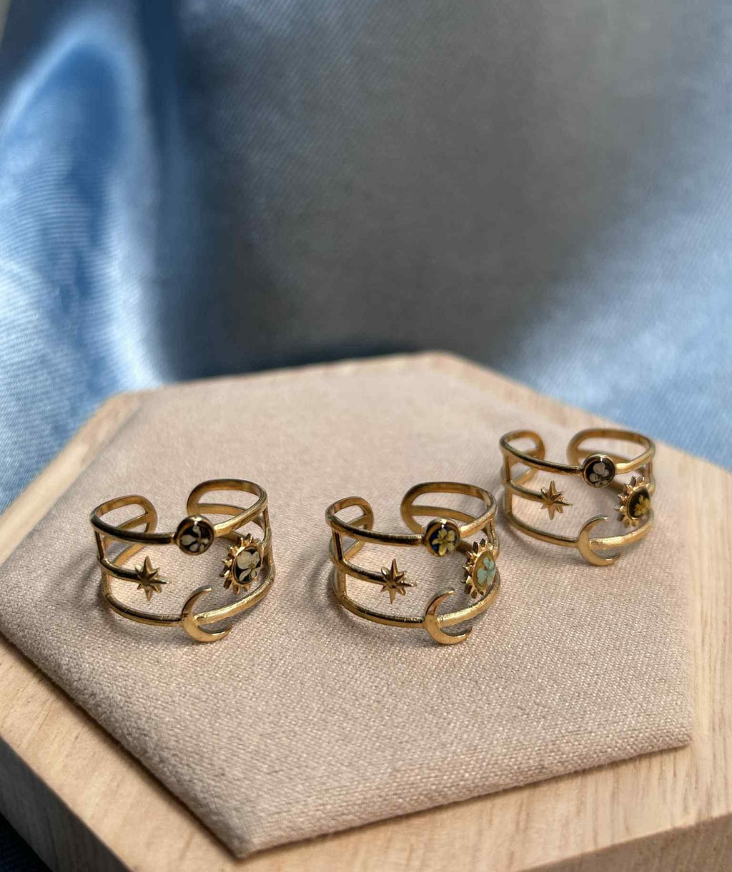 Bague doré céleste - bague ajustable - lune étoile soleil avec petites fleurs séchées
