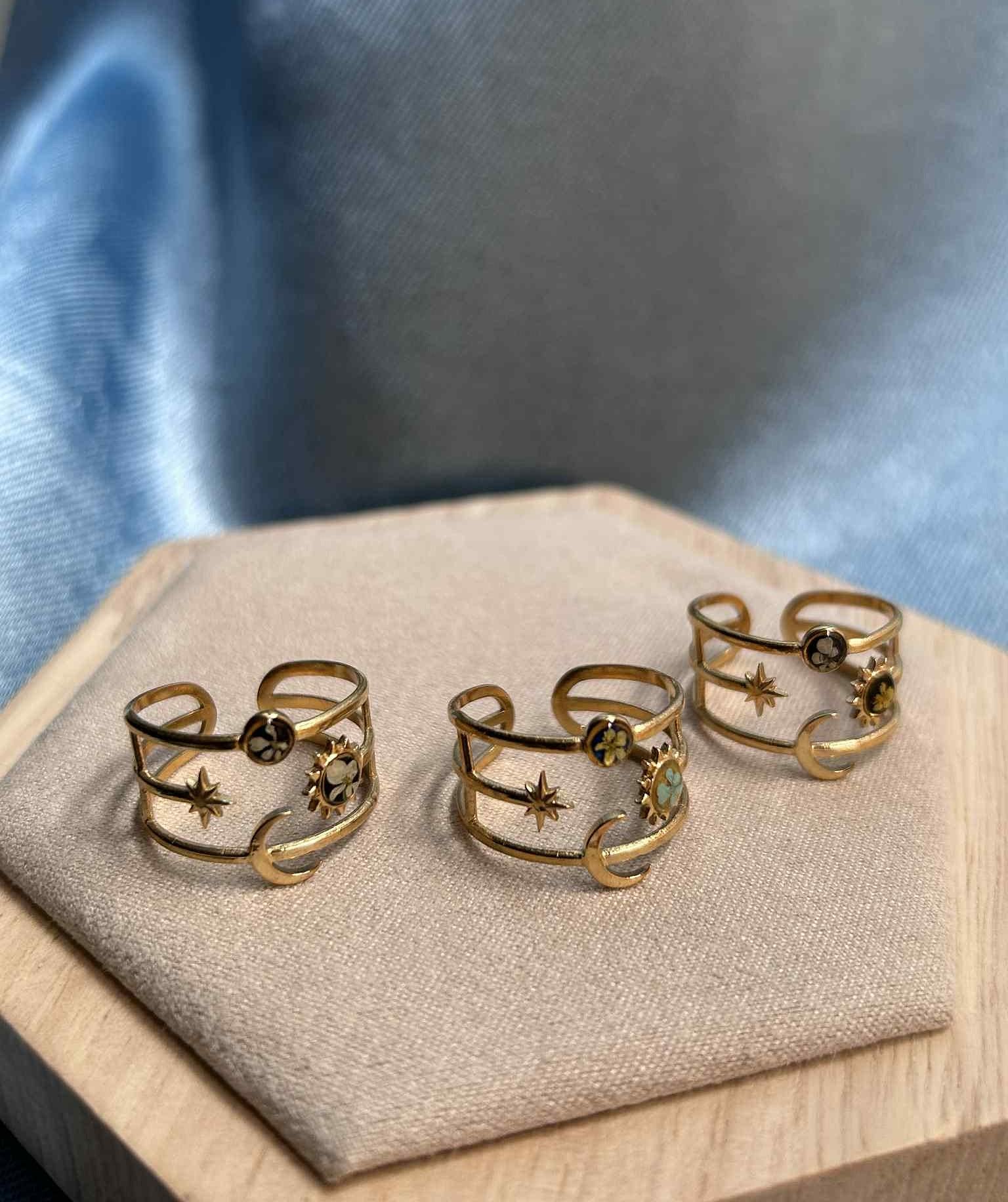 Bague doré céleste - bague ajustable - lune étoile soleil avec petites fleurs séchées