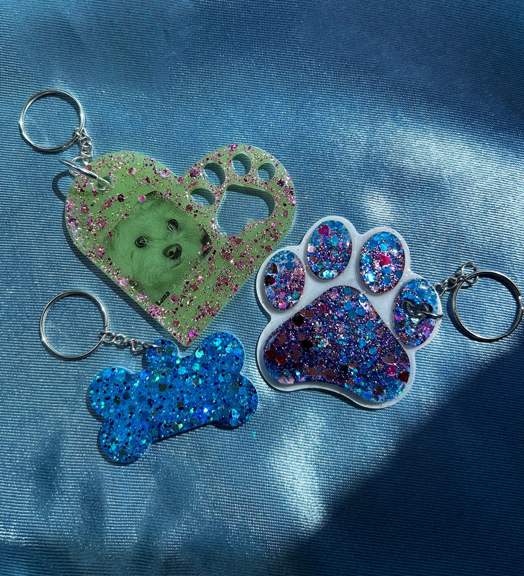 Porte-clés en résine patte de chien et cœur avec patte - personnalisé avec nom et photo