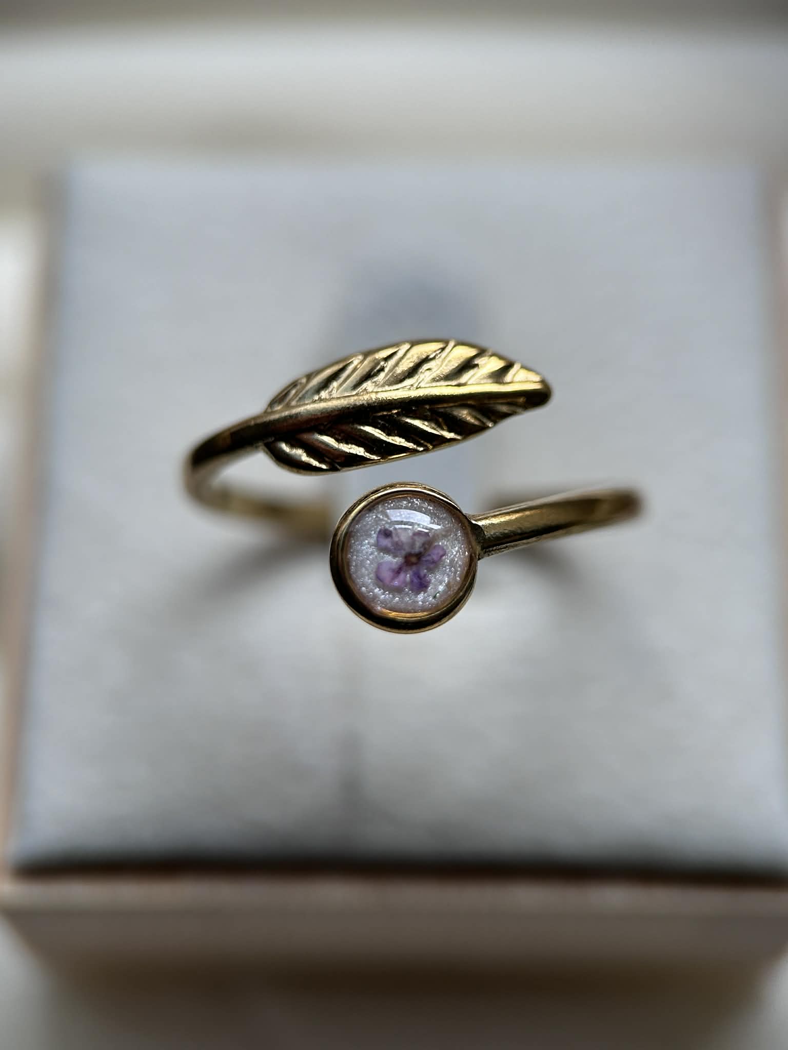 Bague doré ajustable avec petite fleur séchée - feuille doré