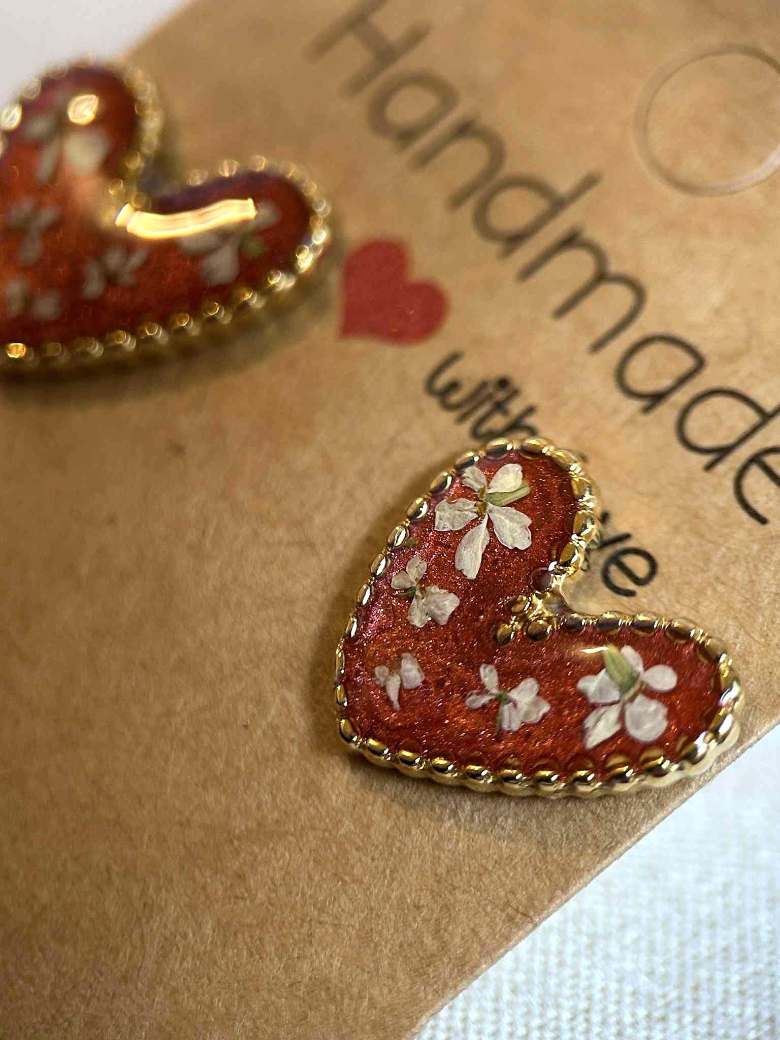 Clous d'oreilles cœur avec petites fleurs séchées - puces d'oreilles