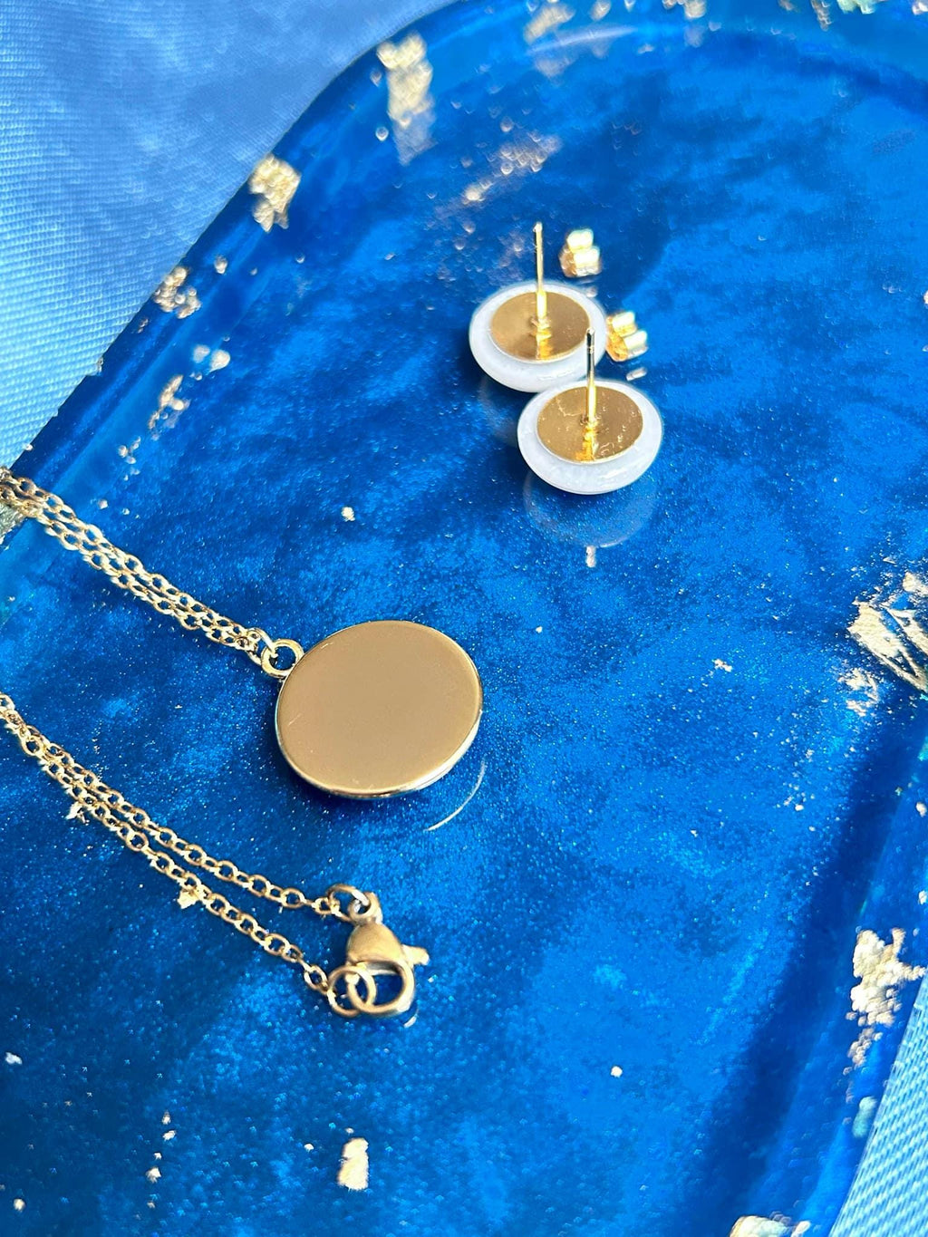 Parure de bijoux : collier et clous d'oreilles - résine et fleurs séchées