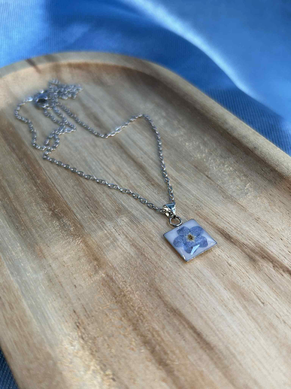 Collier argenté avec pendentif carré - myosotis fleur
