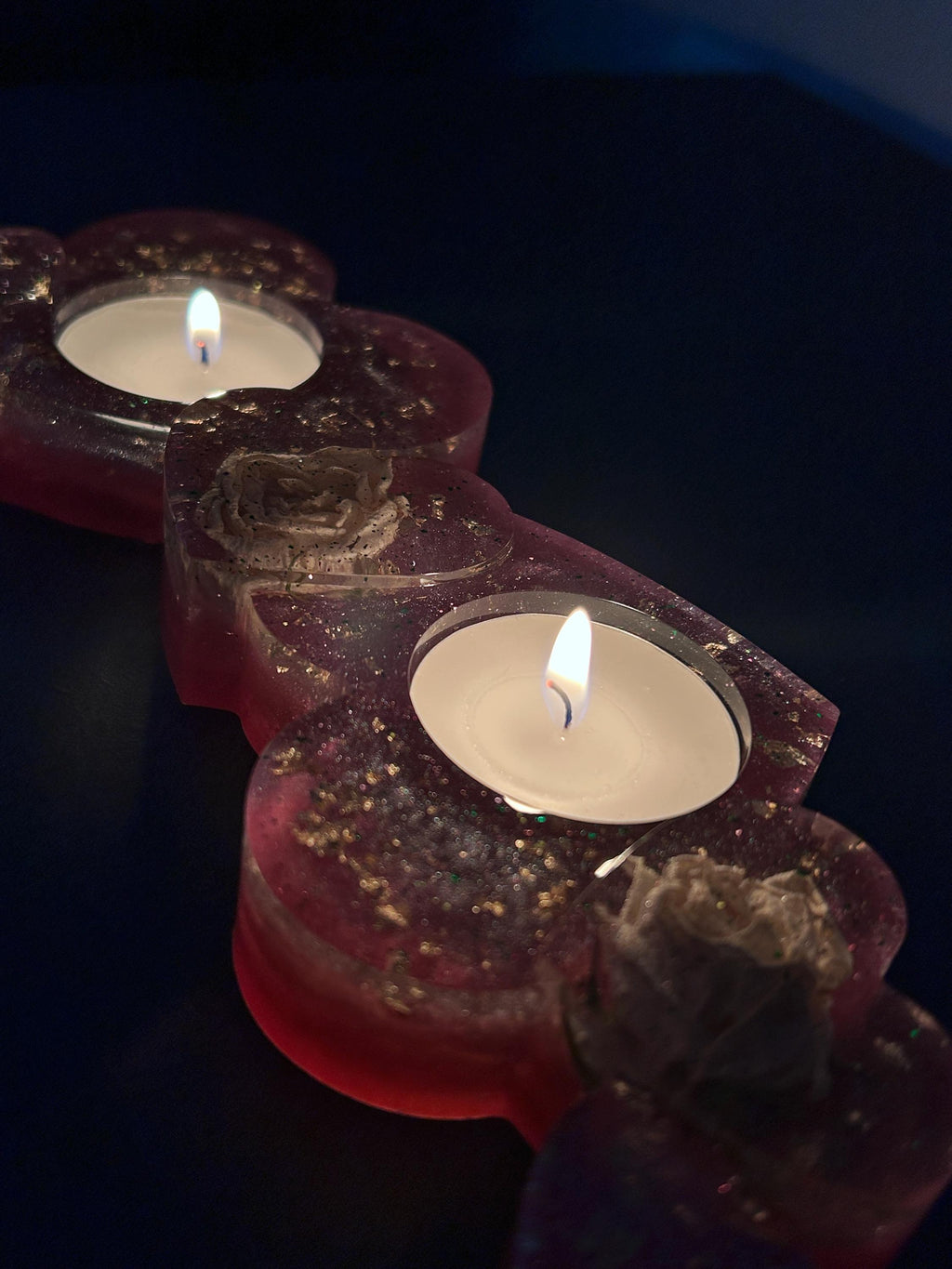 Bougeoir en résine avec roses blanches séchées - forme de cœur