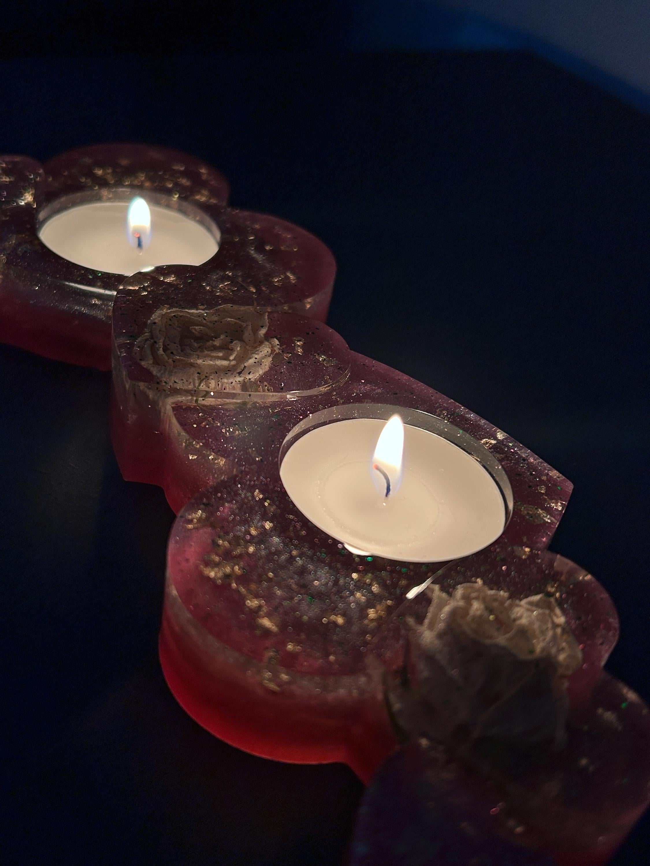 Bougeoir en résine avec roses blanches séchées - forme de cœur