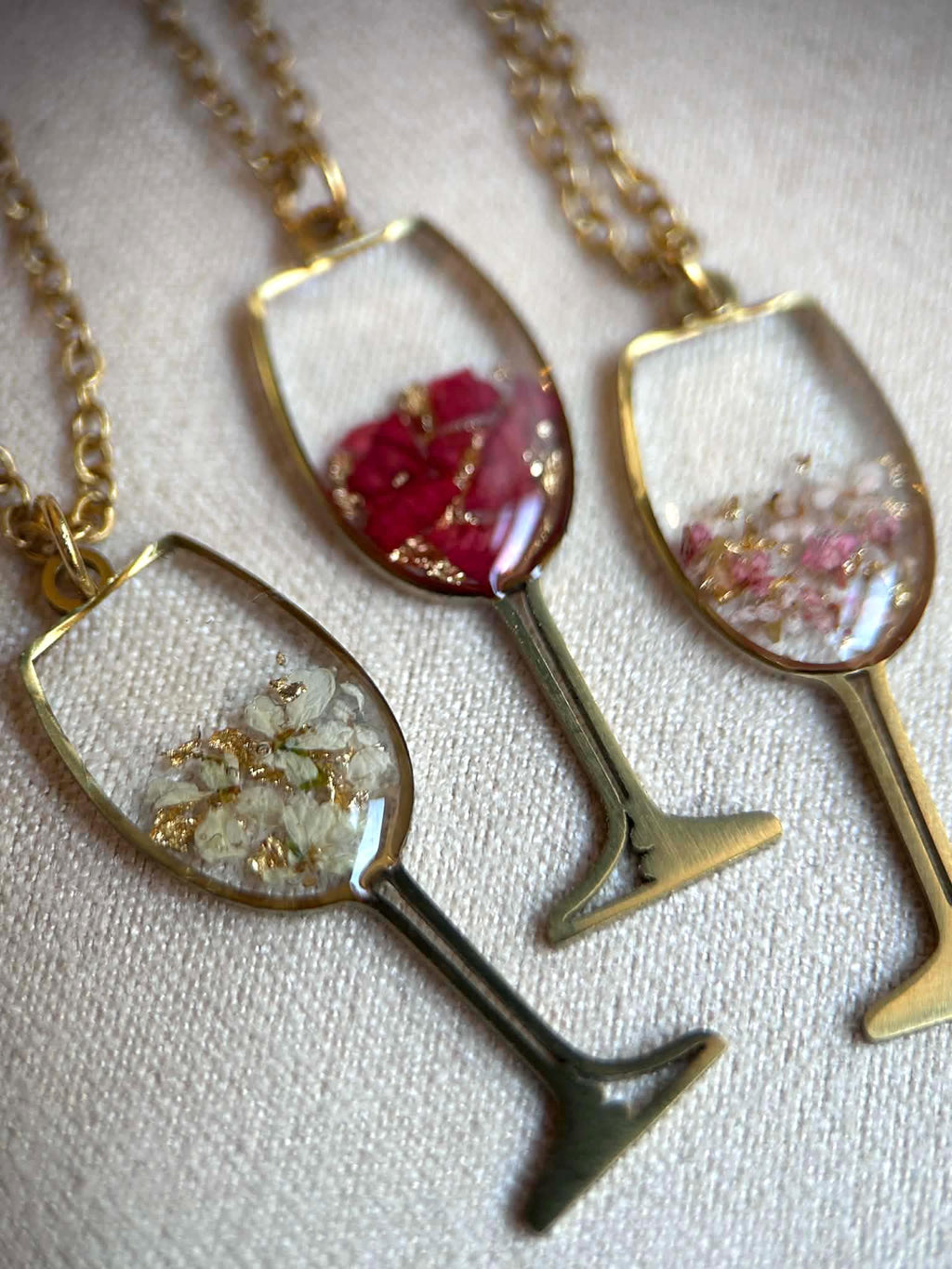 Collier doré - verre à vin - avec petites fleurs séchées