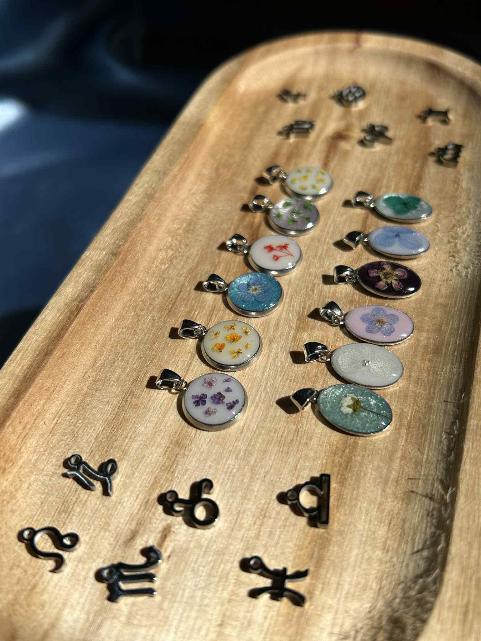 Collier personnalisé avec des fleurs aux couleurs du signe du zodiaque - fleurs séchées