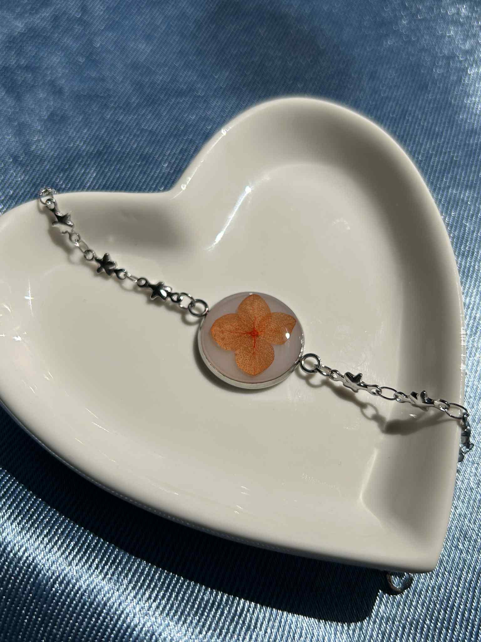 Bracelet ajustable avec pendentif en résine et fleurs séchées