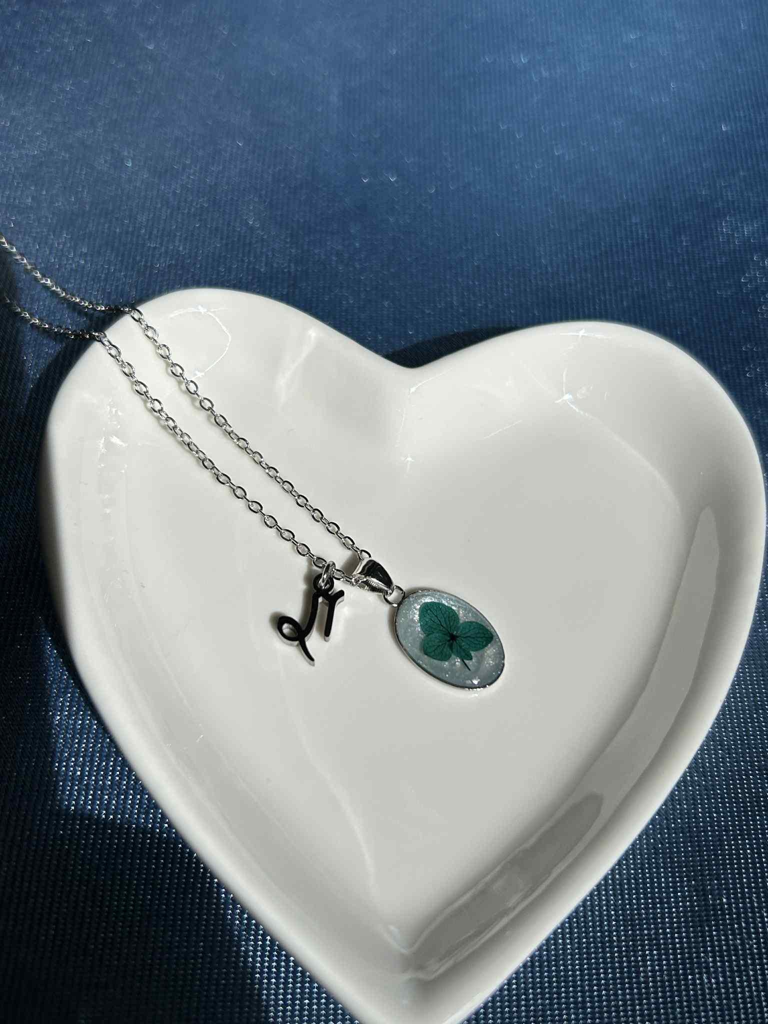 Collier personnalisé avec des fleurs aux couleurs du signe du zodiaque - fleurs séchées