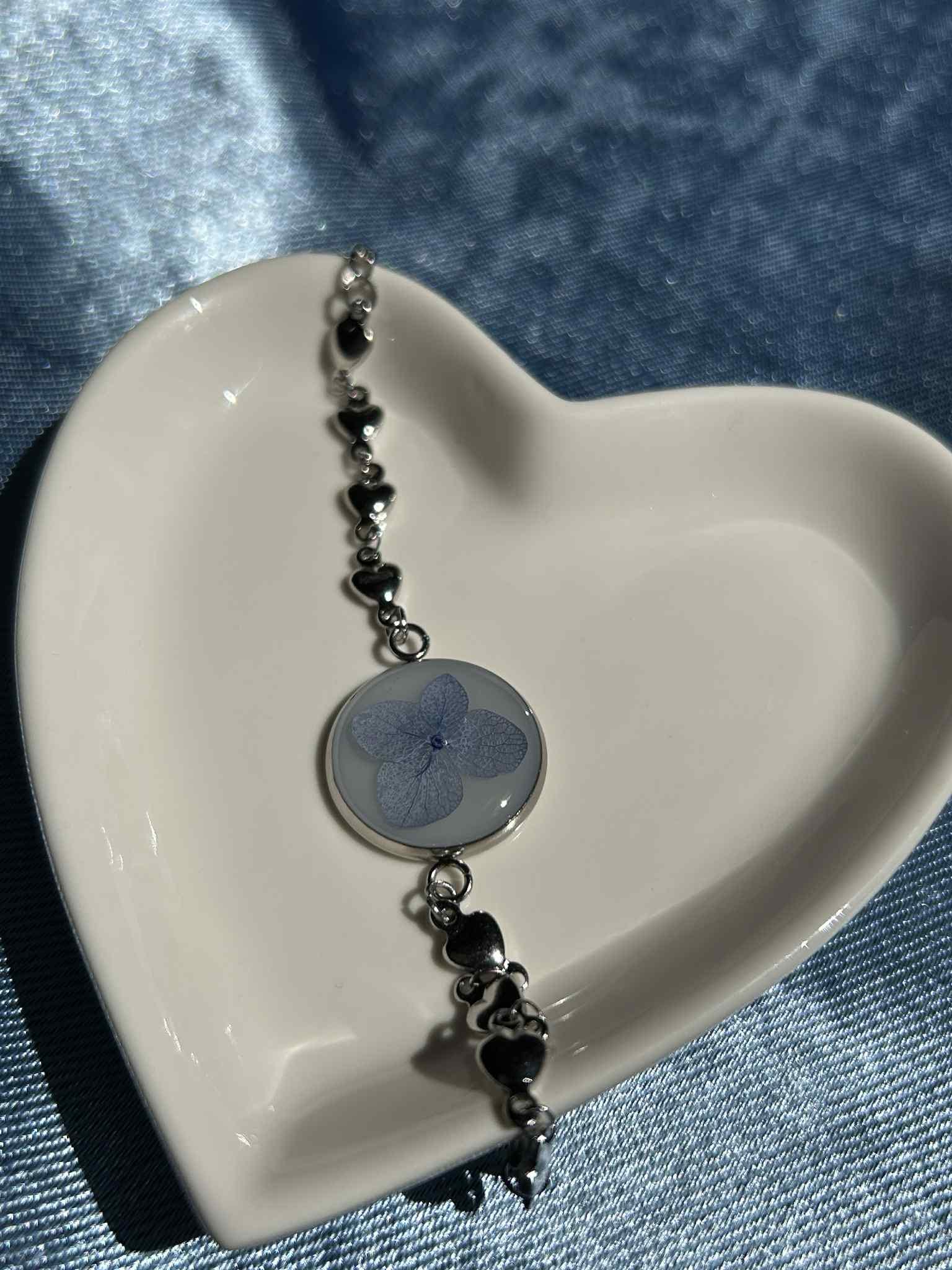 Bracelet ajustable avec pendentif en résine et fleurs séchées
