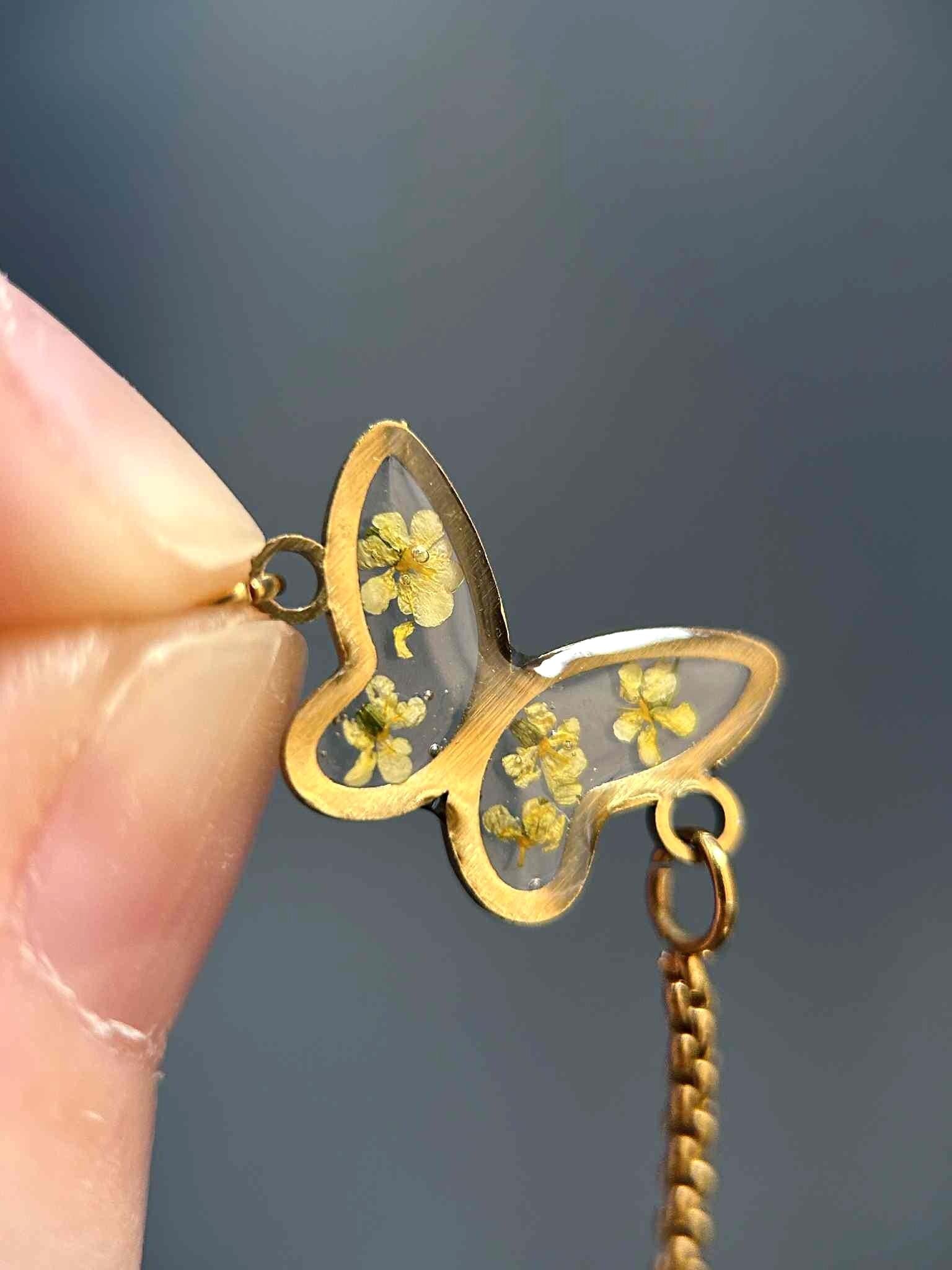 Bracelet ajustable doré avec petites fleurs sechées - forme de papillon