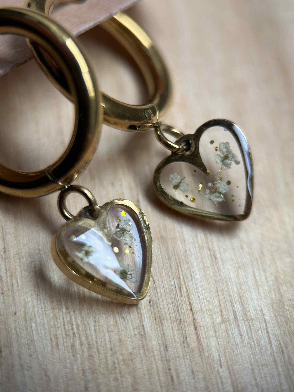 Boucles d'oreilles pendantes cœur avec petites fleurs séchées
