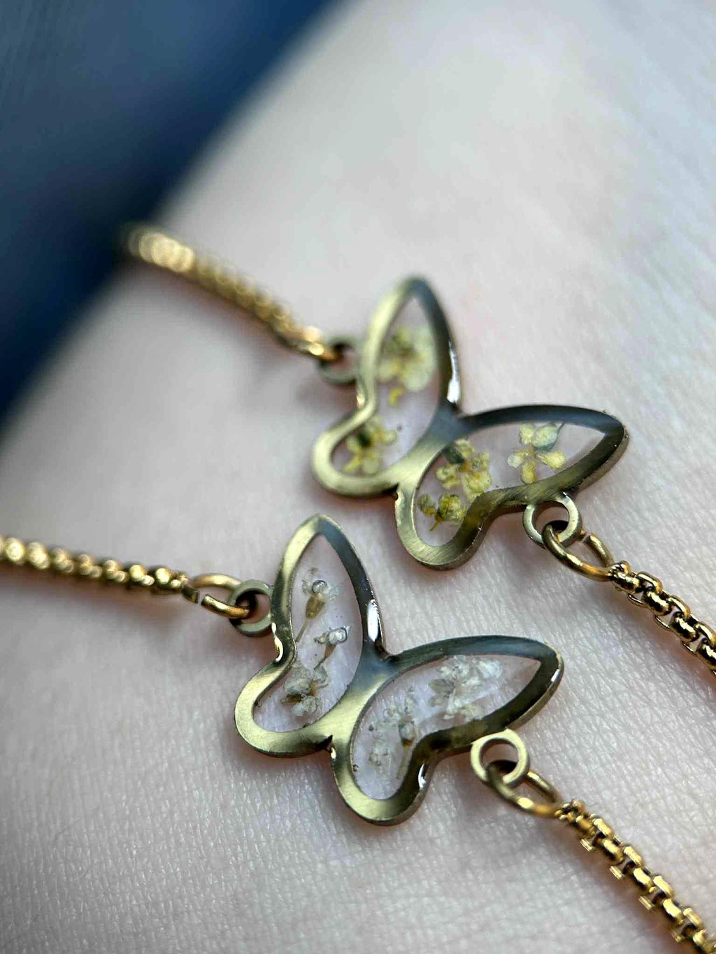 Bracelet ajustable doré avec petites fleurs sechées - forme de papillon