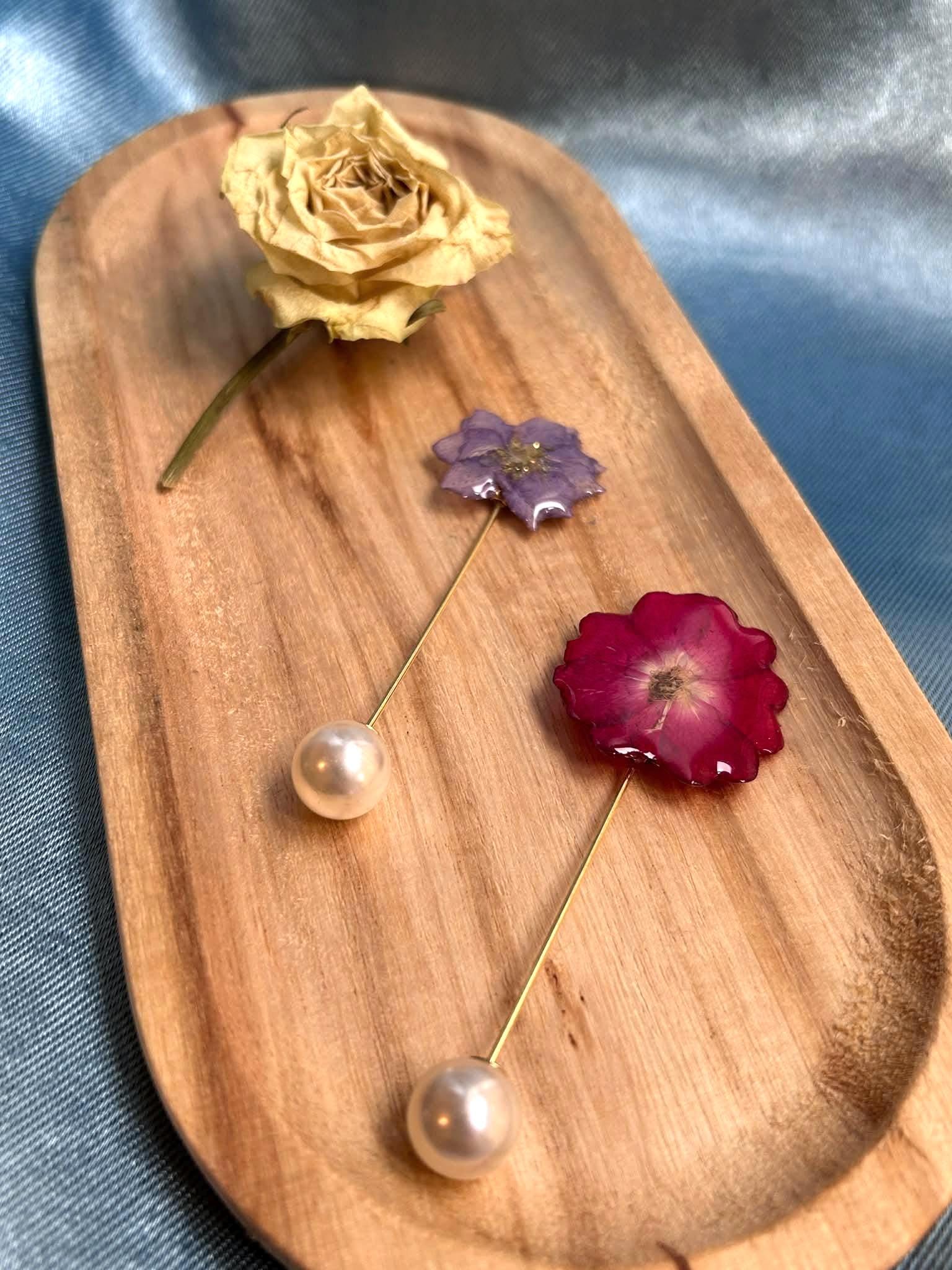 Broche-épingle doré avec fleur naturelle séchée