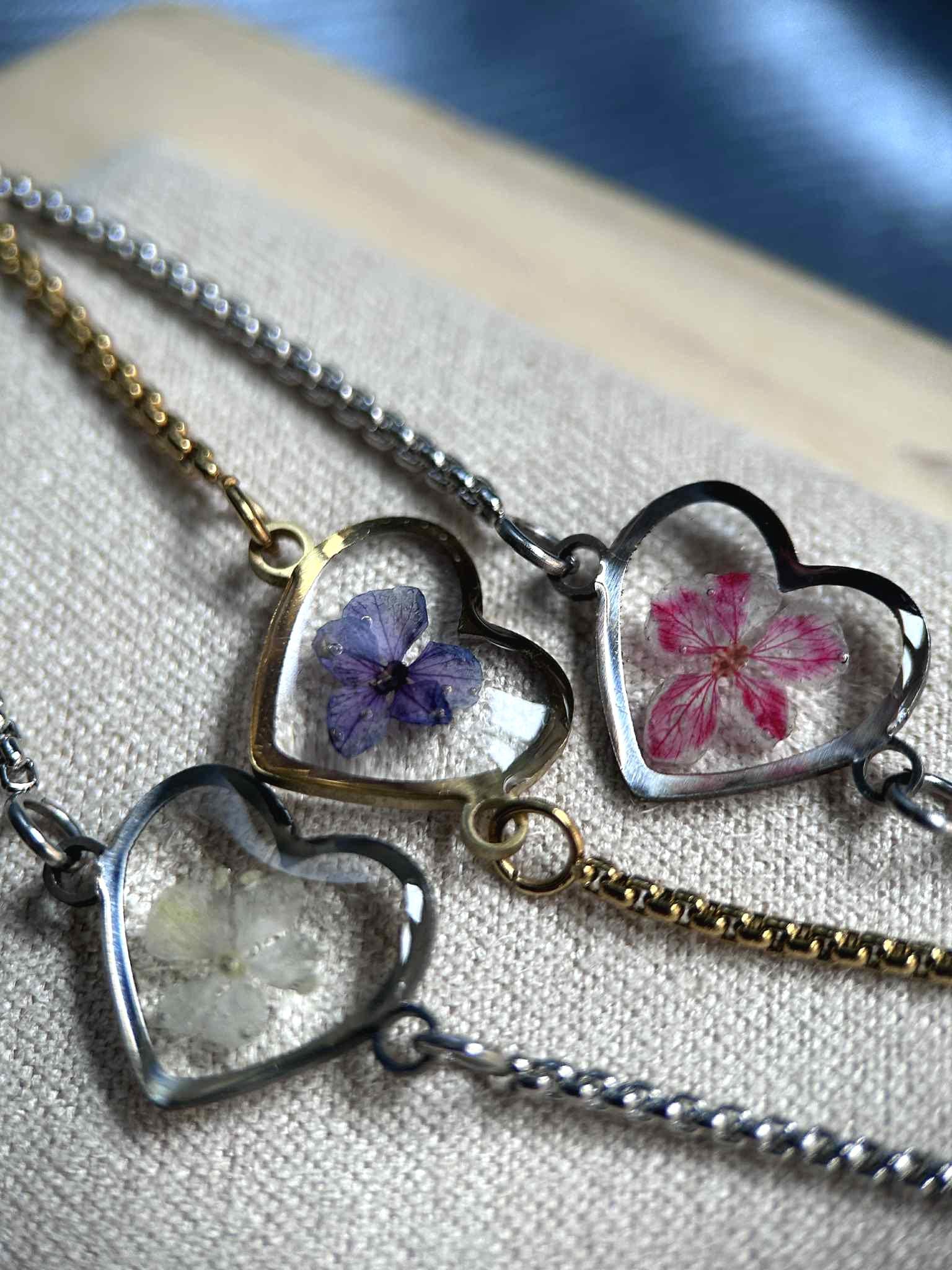 Bracelet ajustable avec pendentif coeur - fleurs sechées et résine