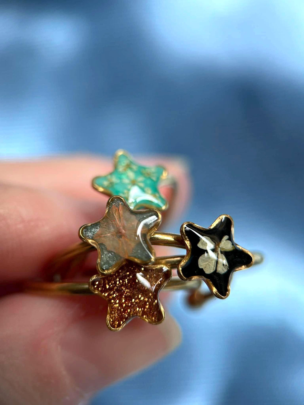 Bague réglable doré avec résine - paillettes - petites fleur séchée