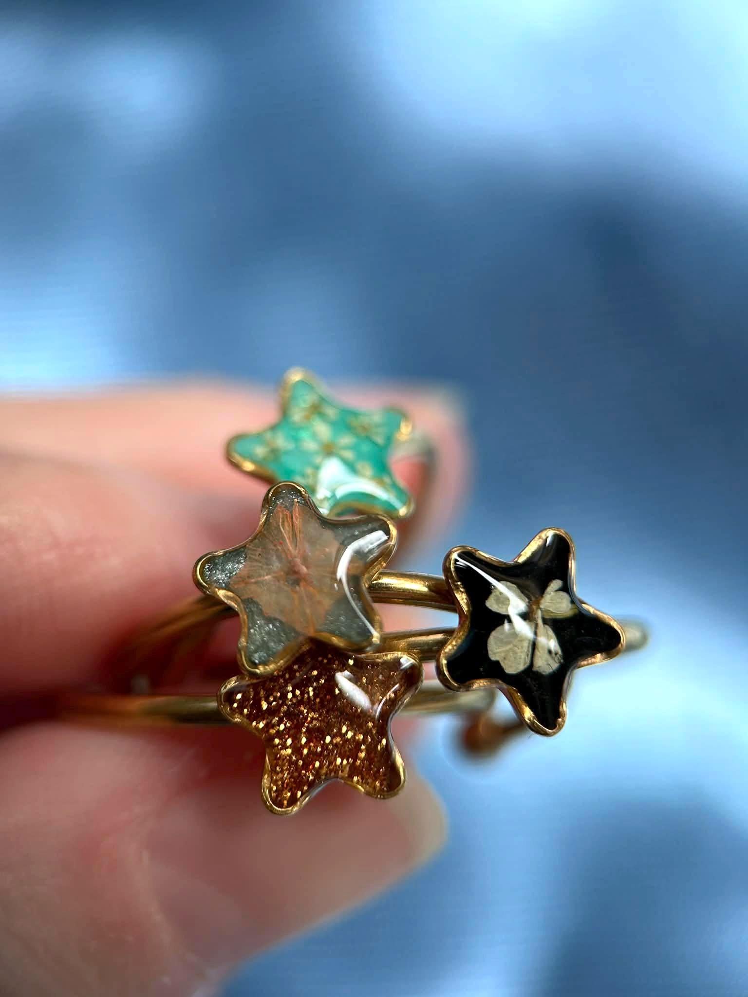 Bague réglable doré avec résine - paillettes - petites fleur séchée