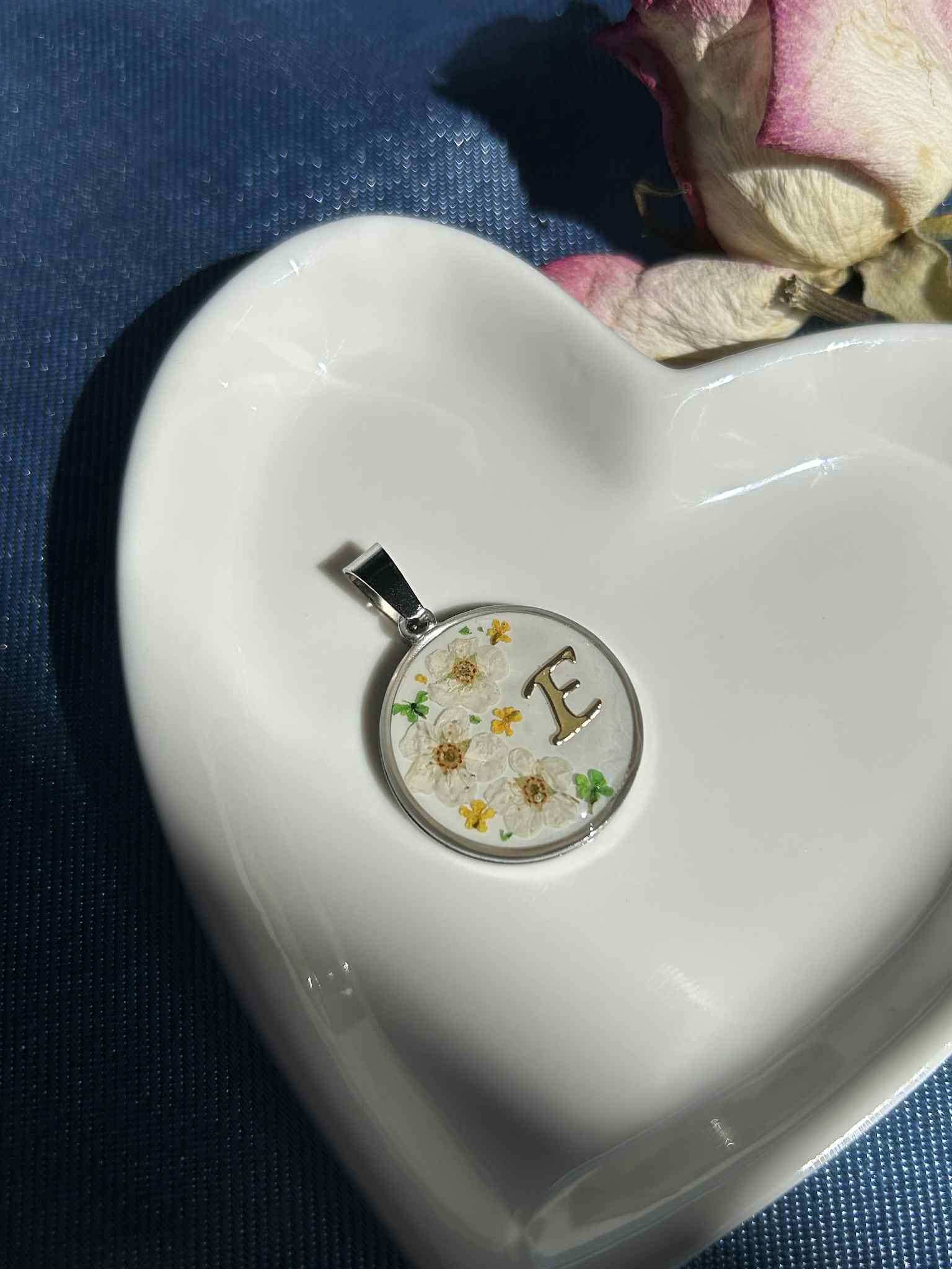 Collier personnalisé avec lait maternel, mèche de cheveux, initiale et fleurs séchées - souvenir de naissance bébé