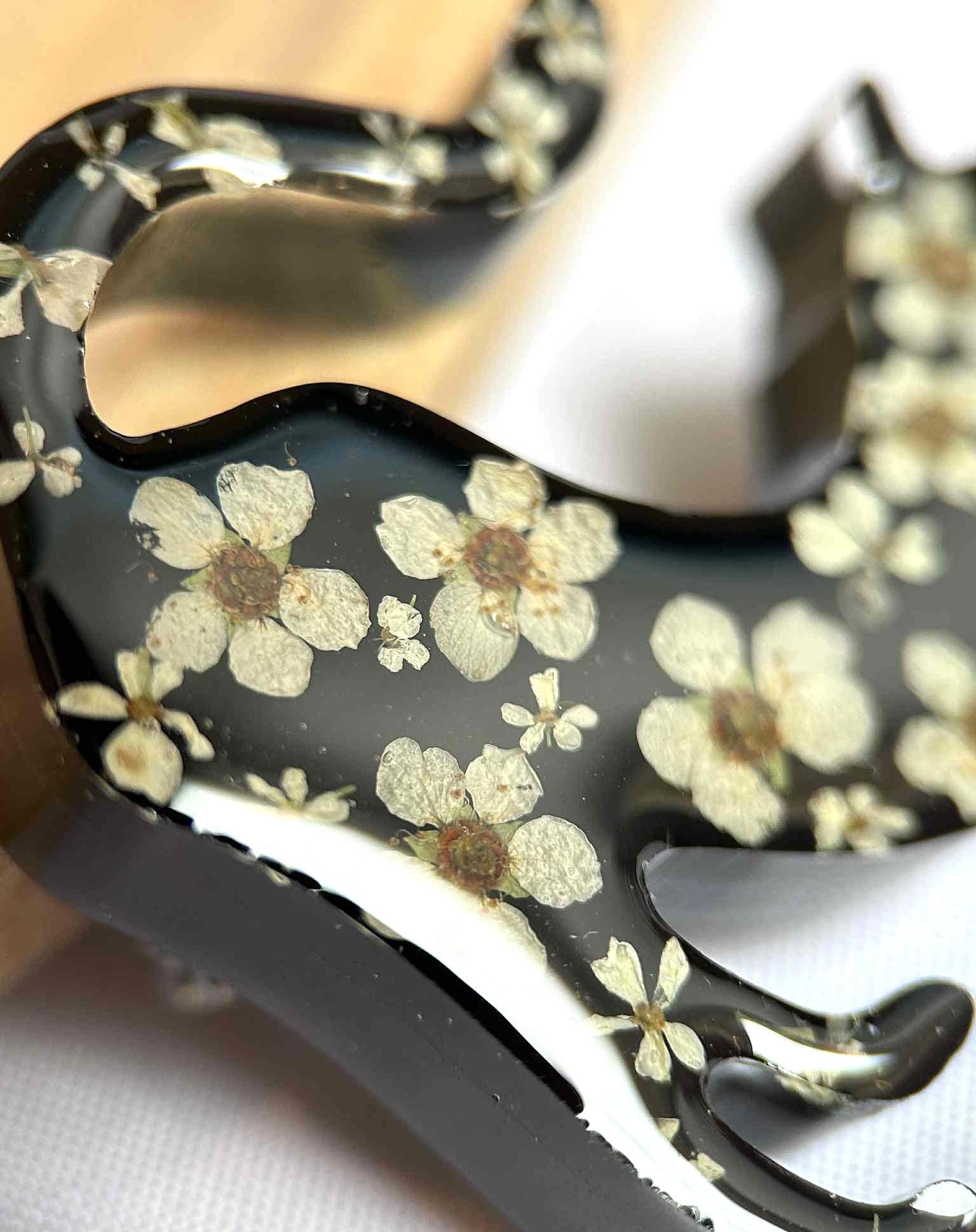 Broche en résine - fleurs séchées et pissenlit - broche chat noir