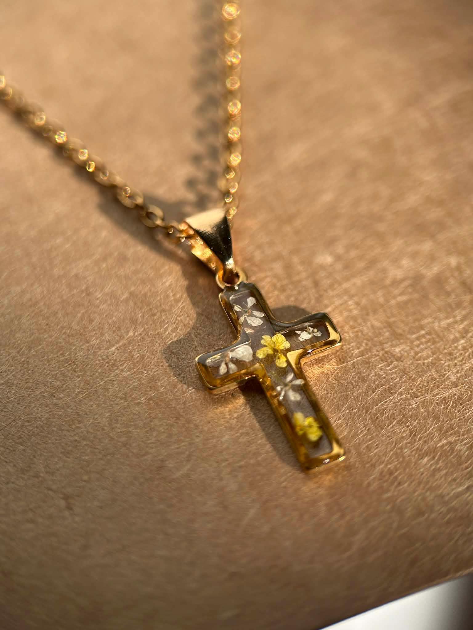 Collier avec pendentif croix - fleurs naturelles séchées