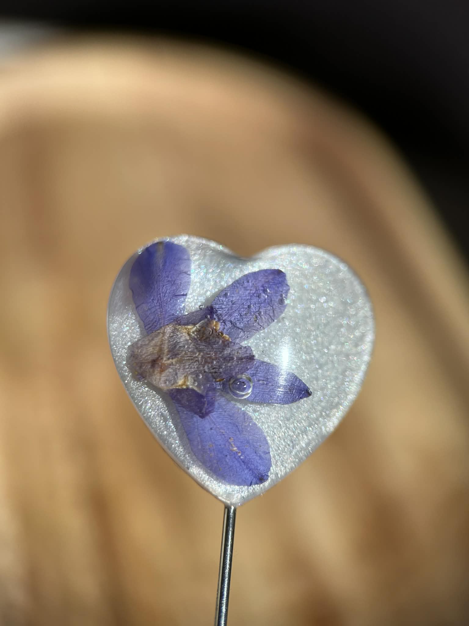 Broche-épingle avec fleurs naturelles séchées - épinglette élégante