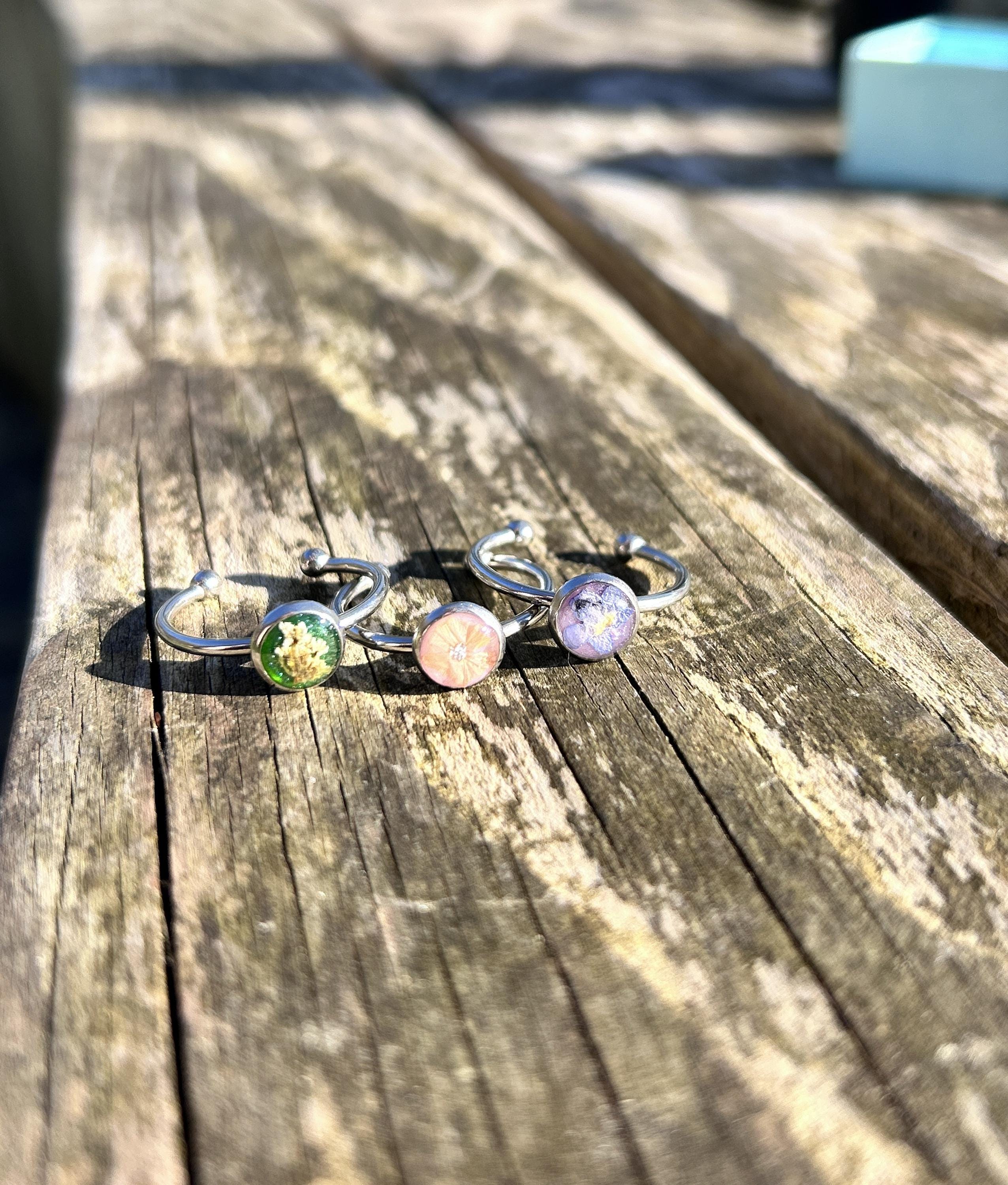 Bague réglable argentée avec motif floral en résine - rond