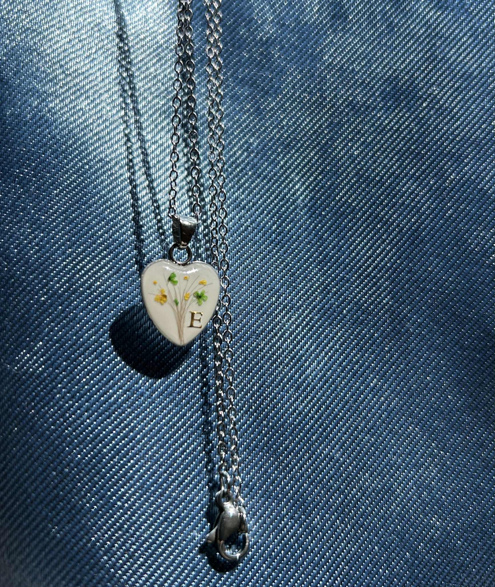 Collier personnalisé avec lait maternel, mèche de cheveux, initiale et fleurs séchées - souvenir de naissance bébé