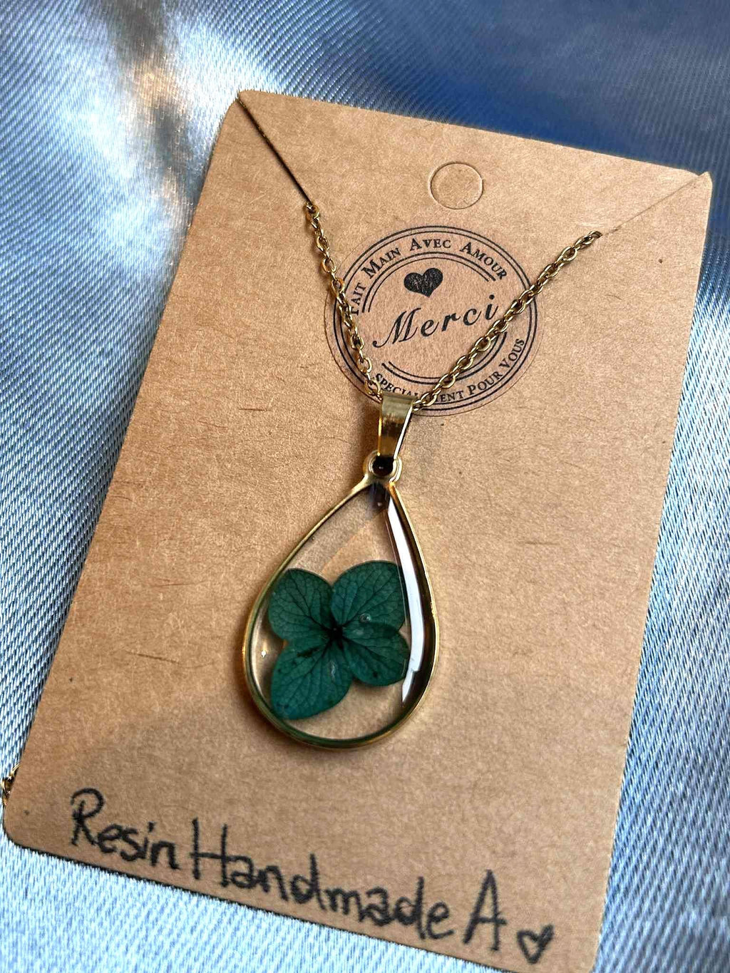 Collier avec pendentifs en forme de goutte - résine et fleurs séchées