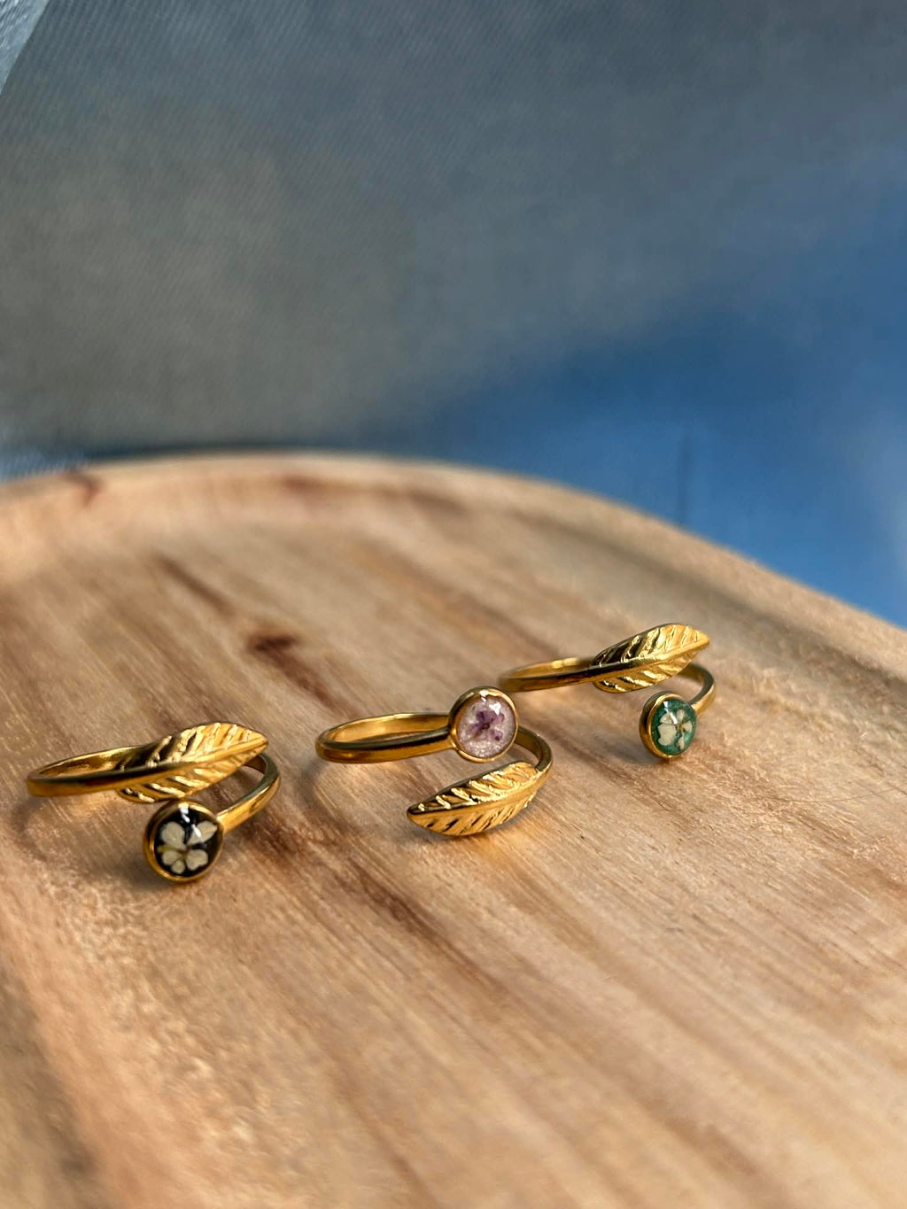 Bague doré ajustable avec petite fleur séchée - feuille doré