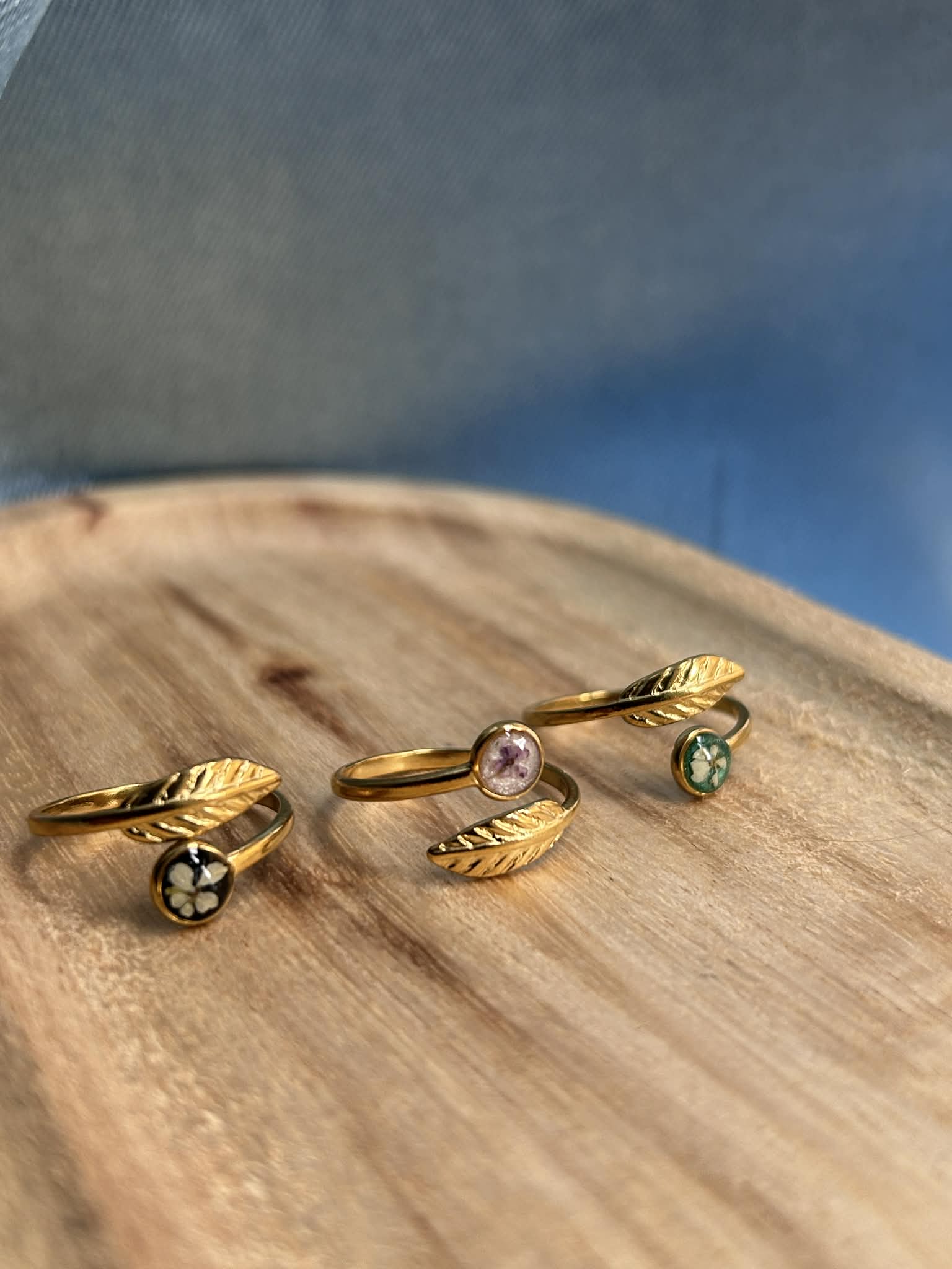 Bague doré ajustable avec petite fleur séchée - feuille doré
