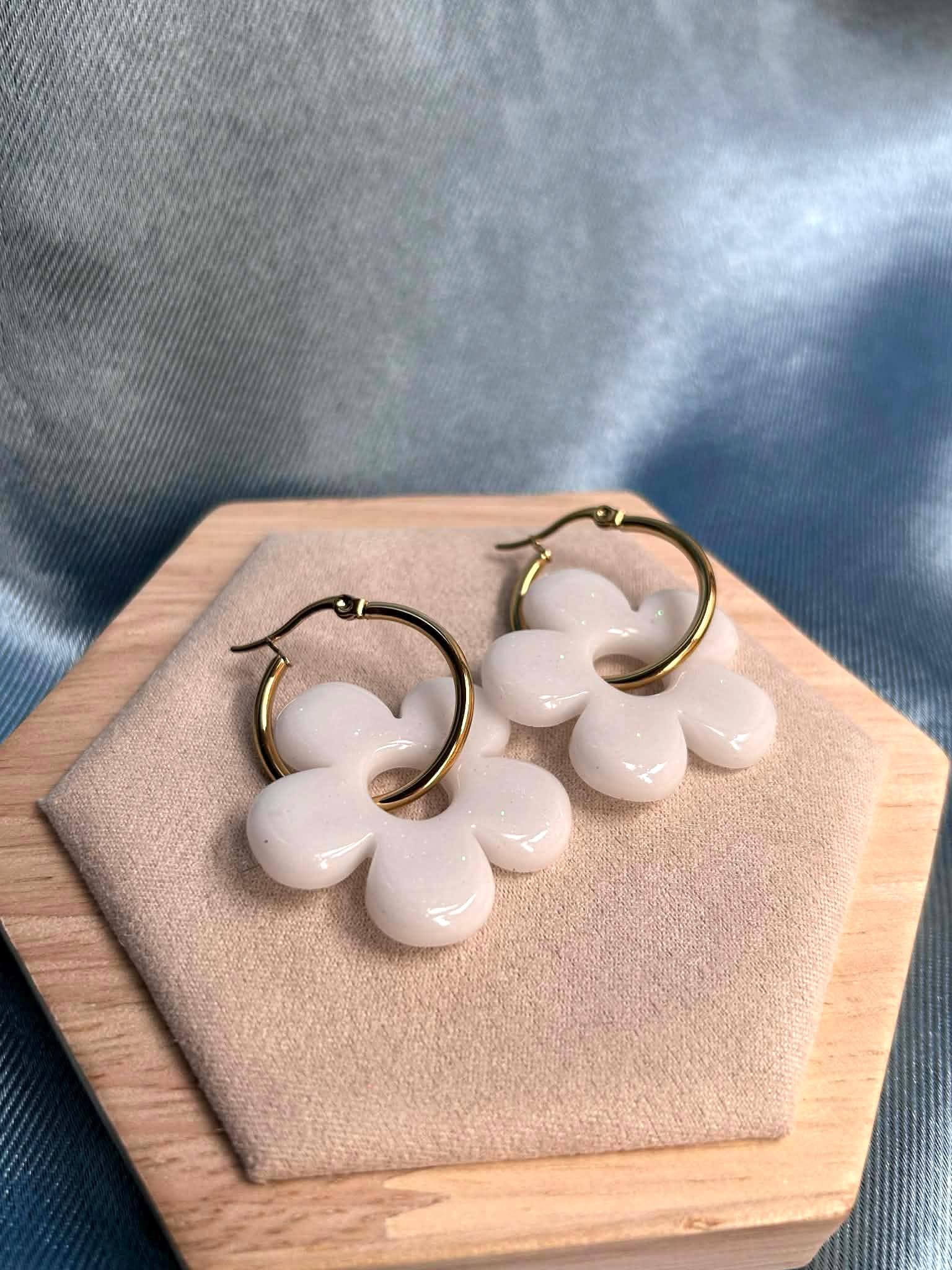 Boucles d'oreilles créoles et pampilles grandes fleurs