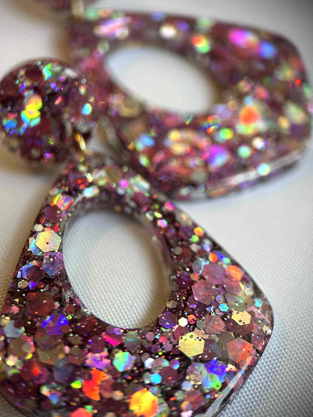 Boucles d'oreilles pendantes - résine et paillettes