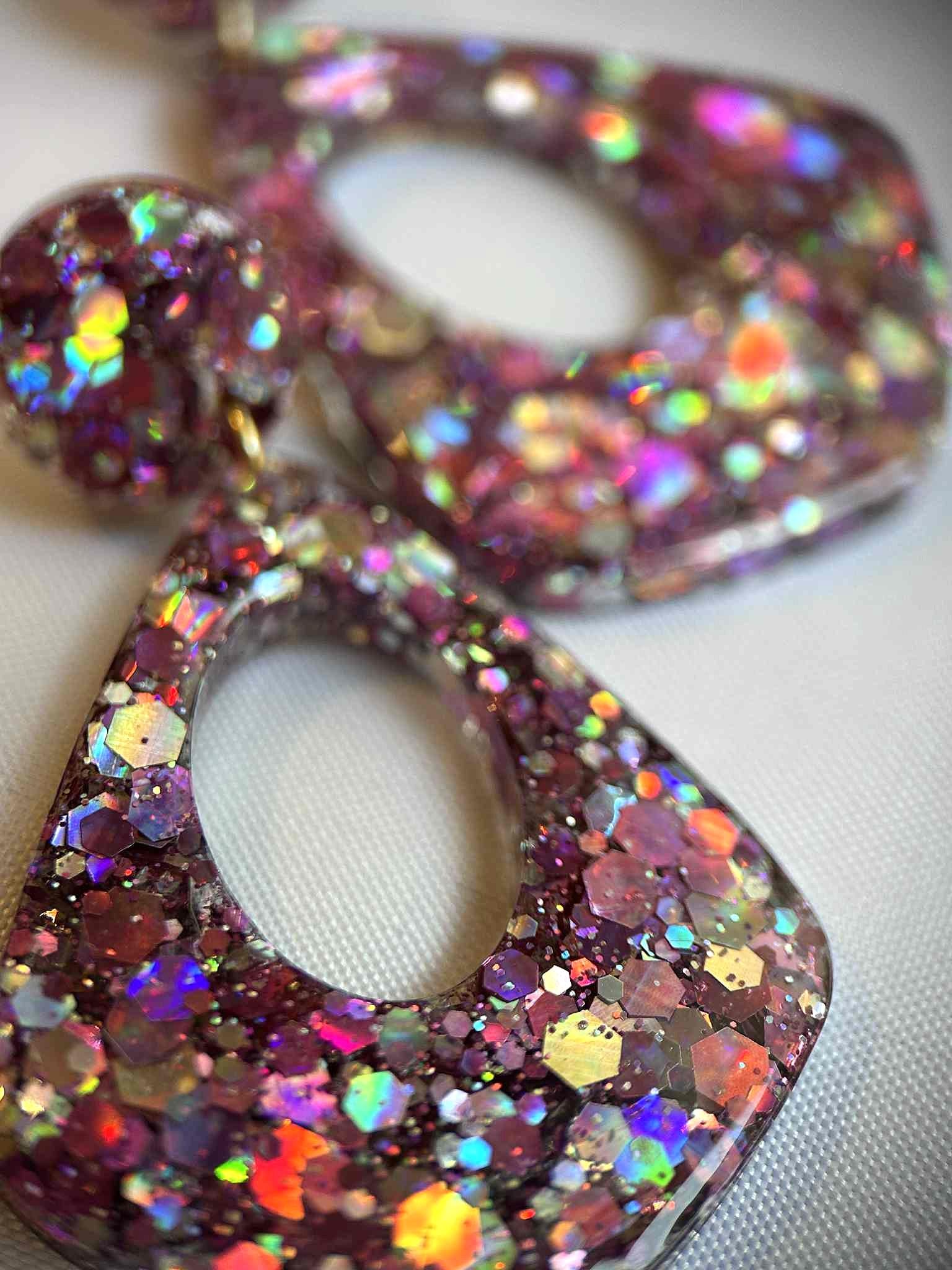 Boucles d'oreilles pendantes - résine et paillettes