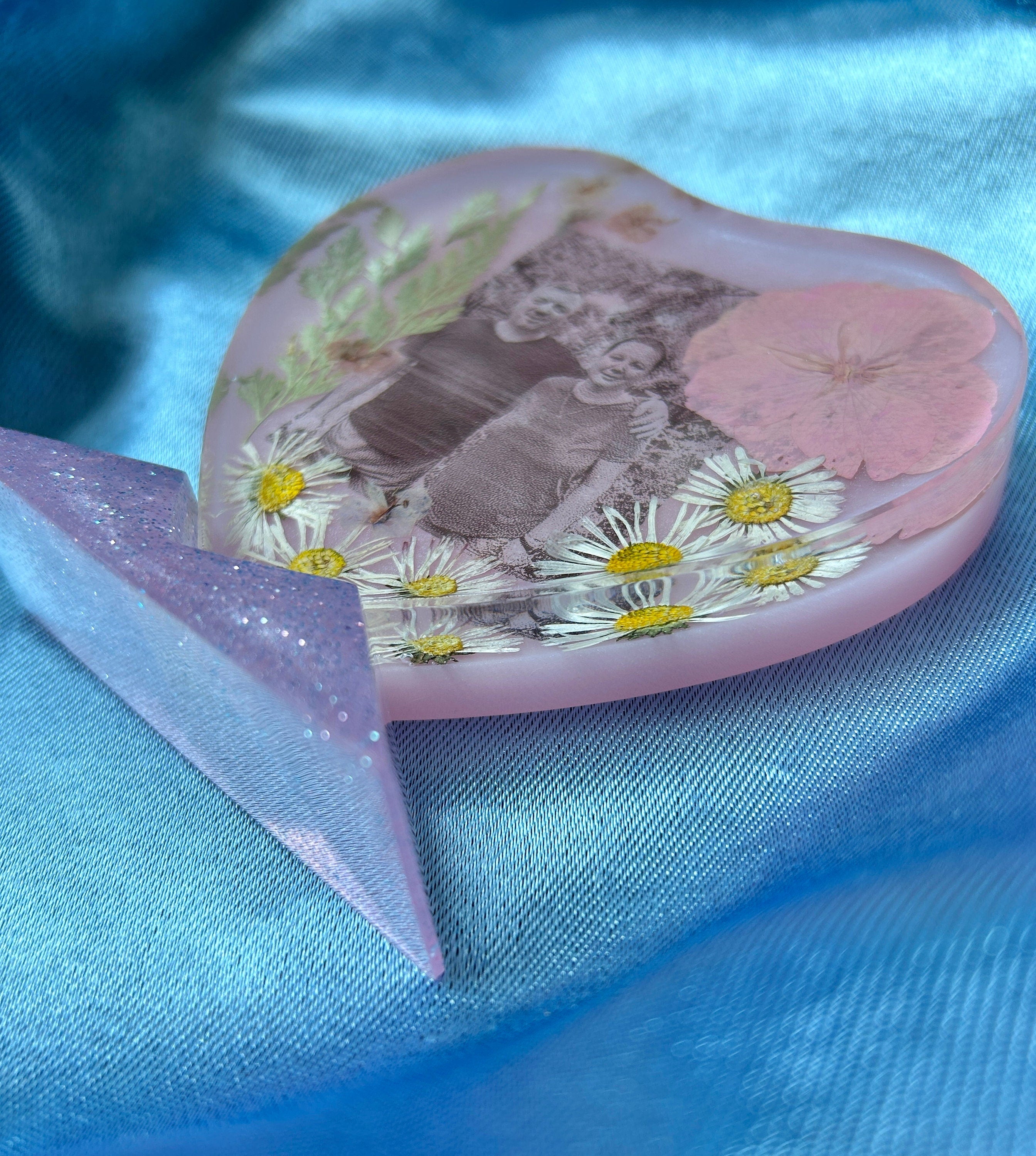 Coeur sur socle en résine - personnalisation avec photo et fleurs séchées