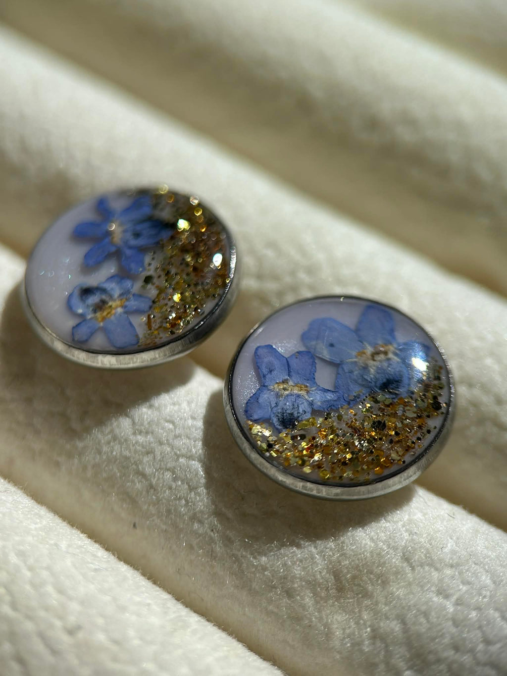 Clous d'oreilles rondes avec fleurs séchées et coquillages