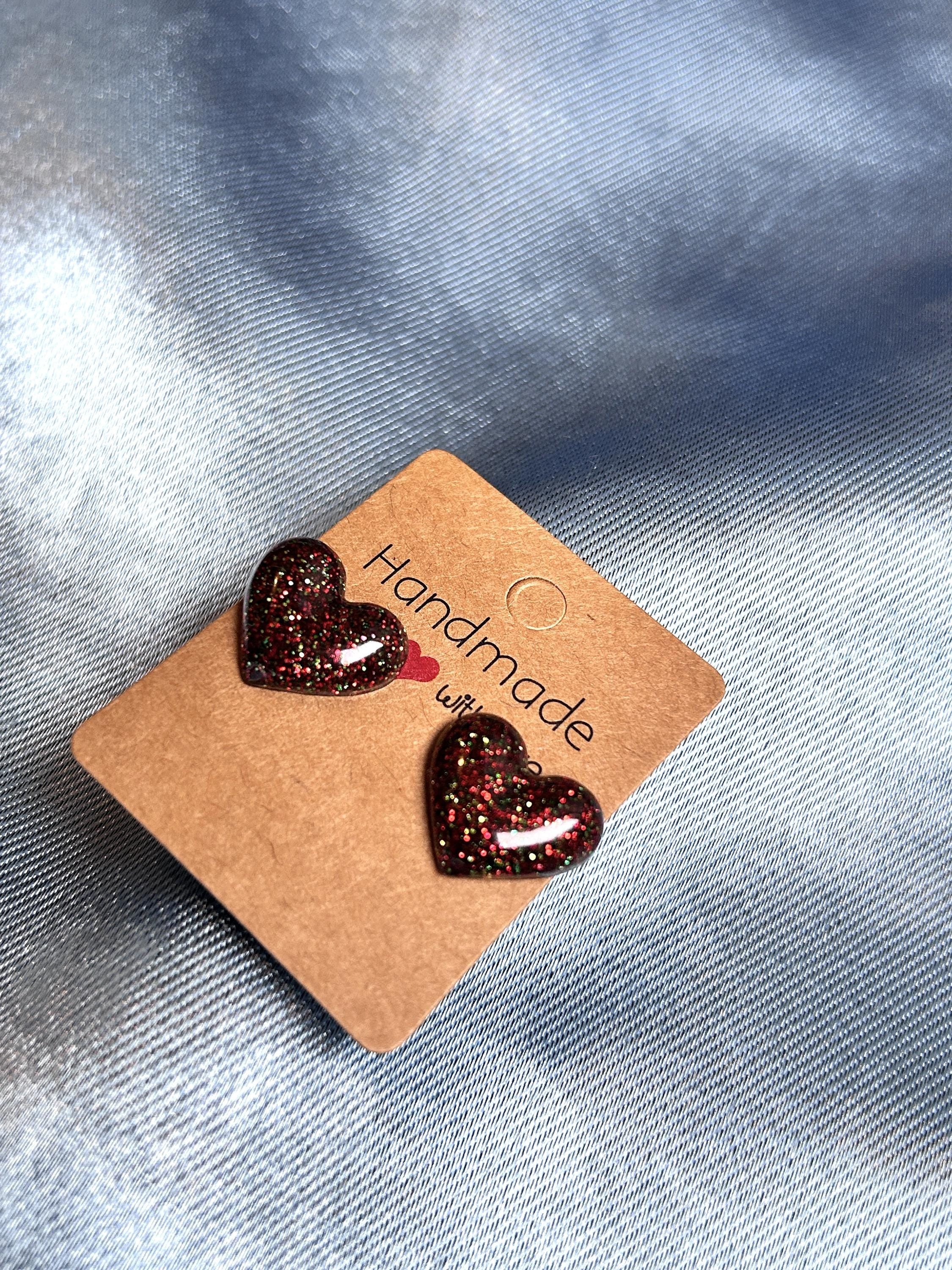 Boucles d'oreilles clous en résine - forme de cœur avec paillettes et fleurs séchées