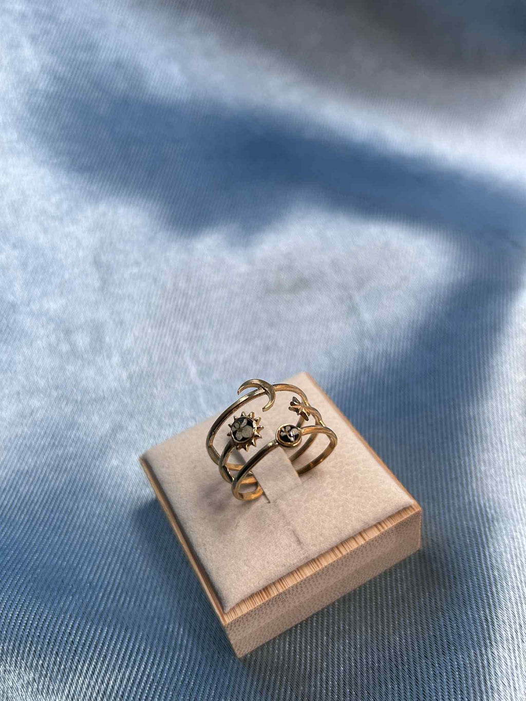 Bague doré céleste - bague ajustable - lune étoile soleil avec petites fleurs séchées