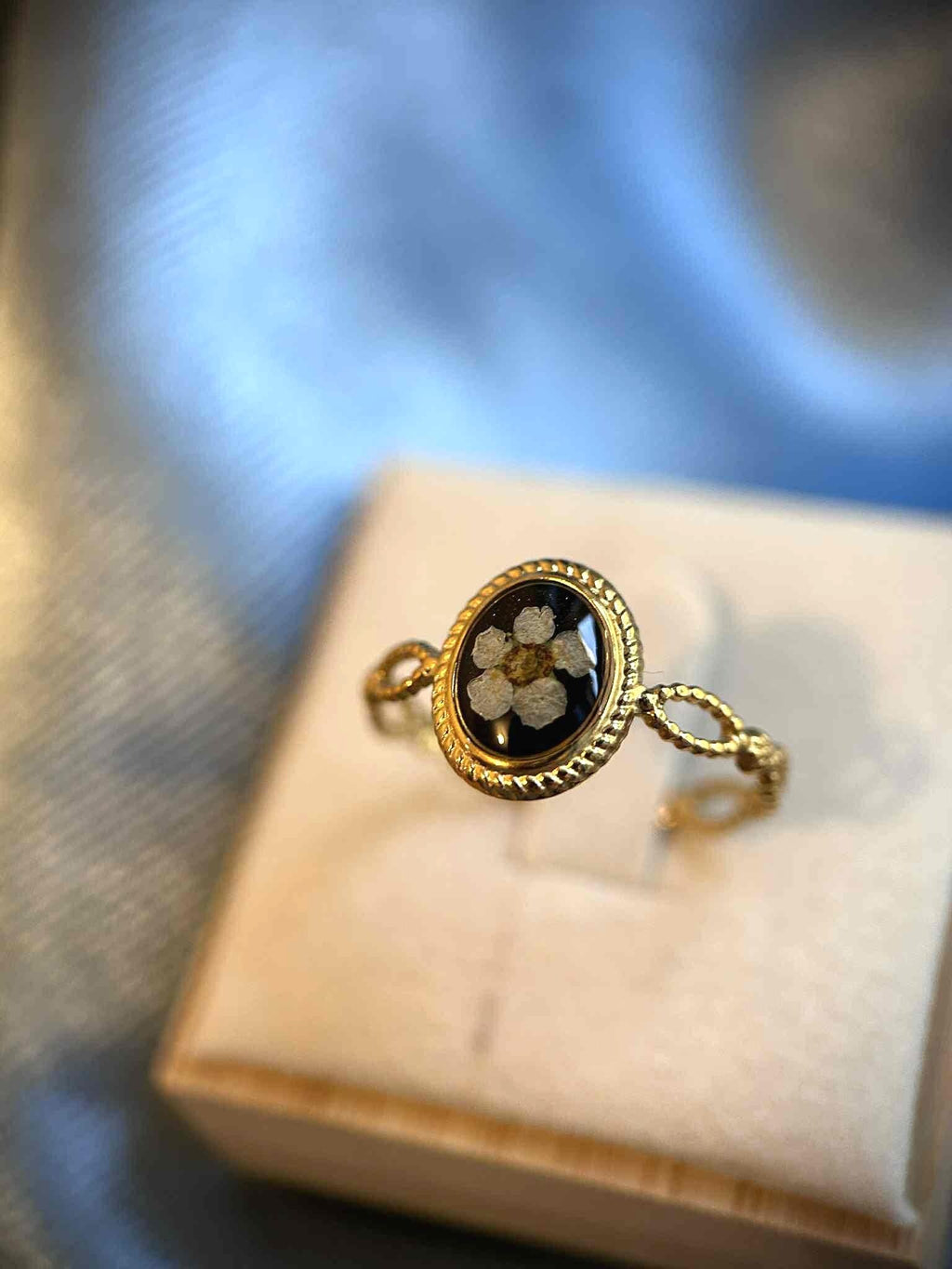 Bague doré ajustable - ovale avec fleurs séchées
