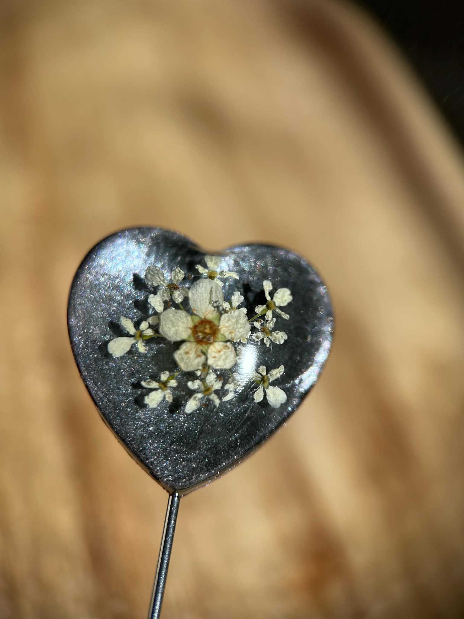 Broche-épingle avec fleurs naturelles séchées - épinglette élégante