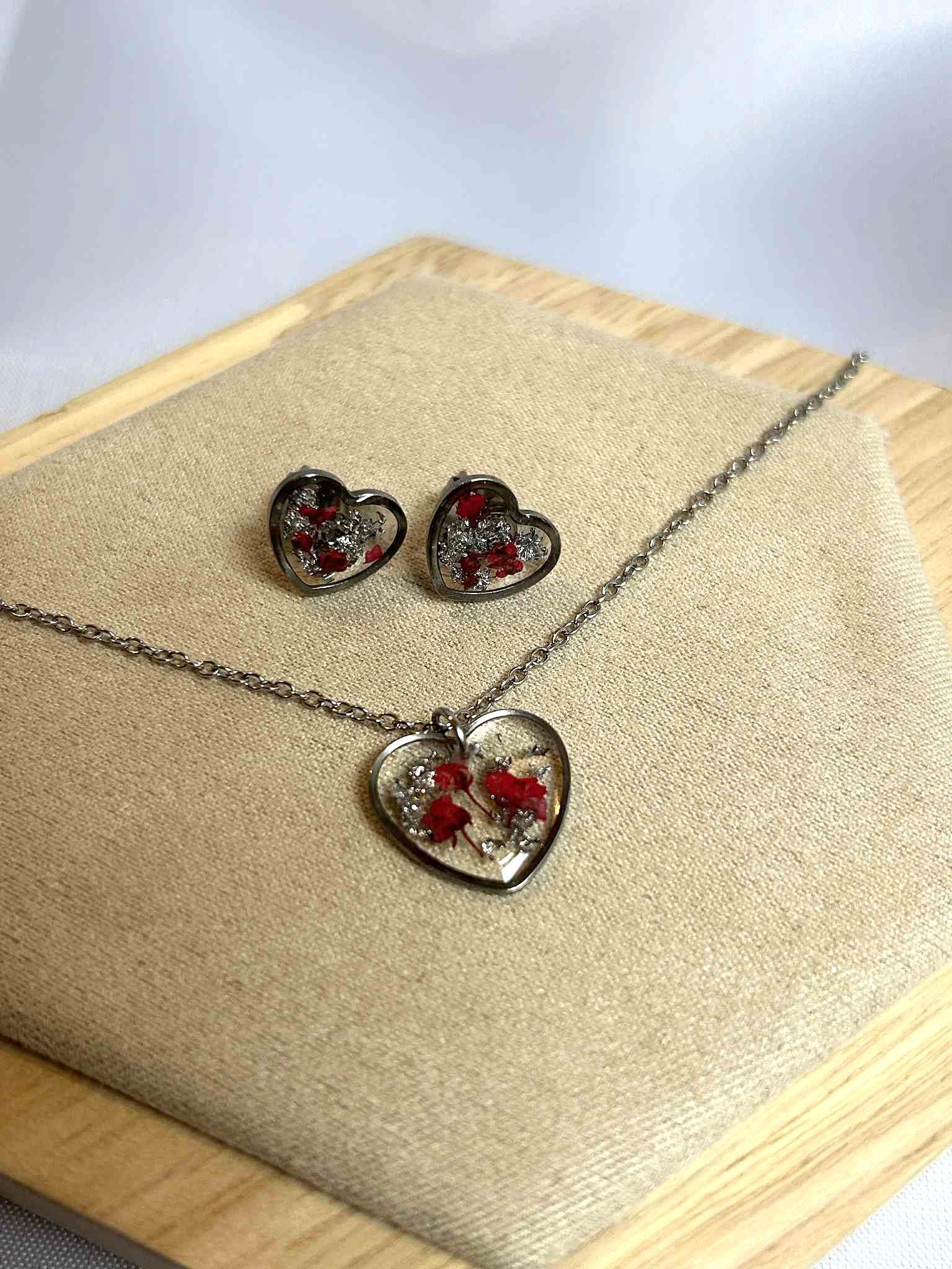 Parure de bijoux - coeurs avec fleurs séchées