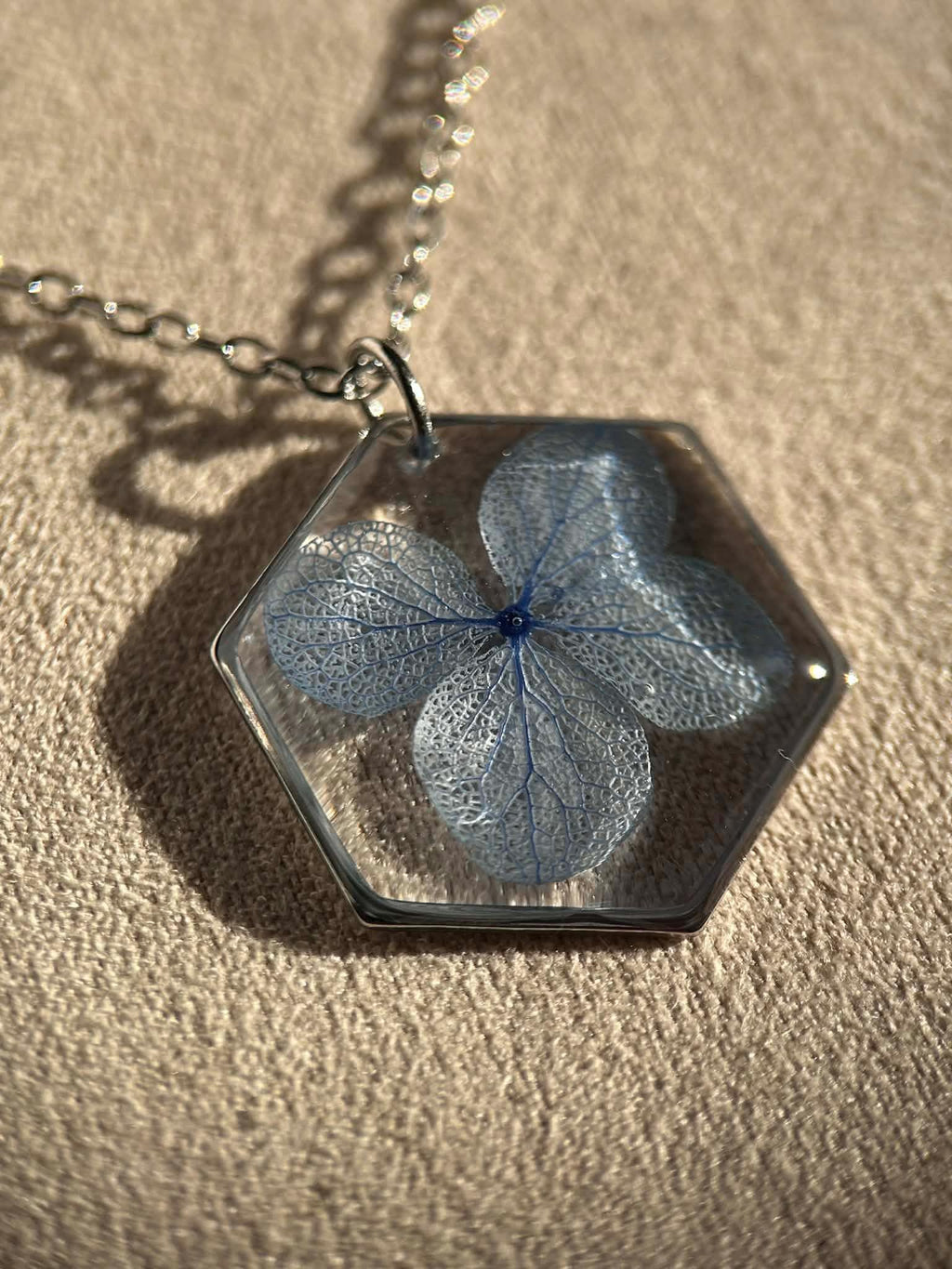 Parure de bijoux argenté avec fleurs séchées
