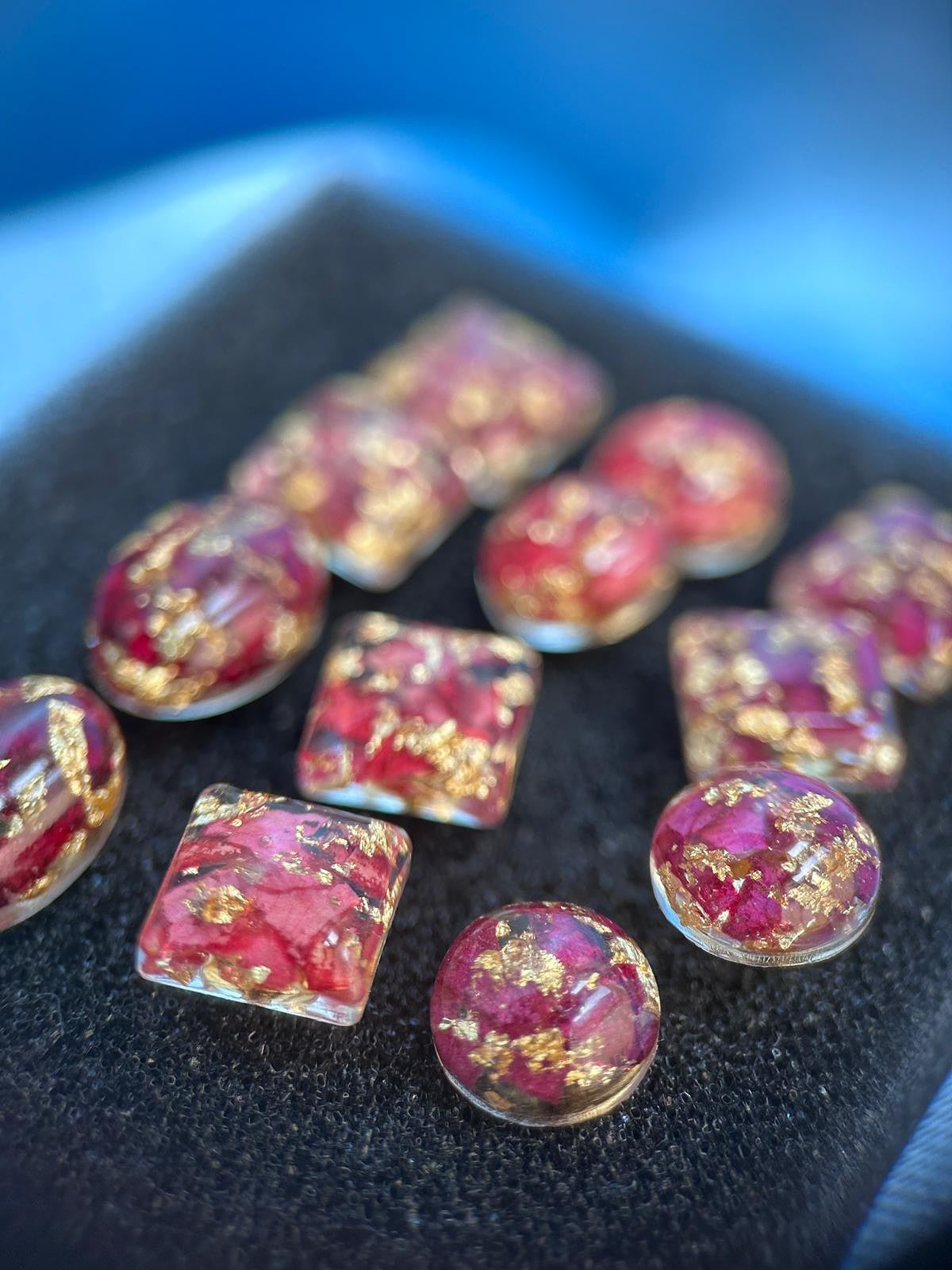 Clous d'oreilles avec petales de roses séchées - puces d'oreilles