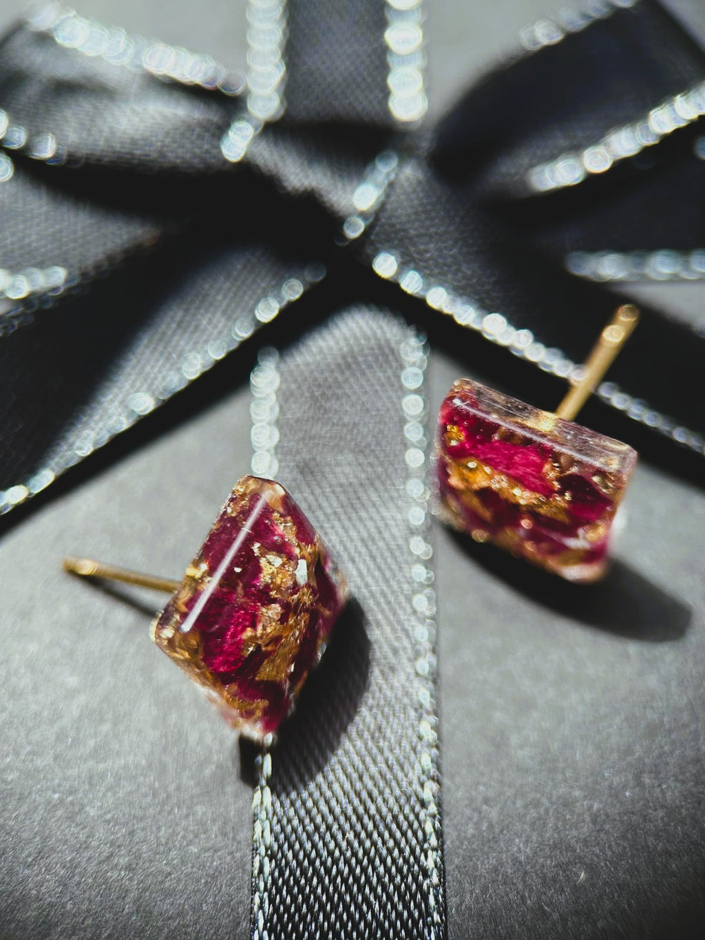 Clous d'oreilles avec petales de roses séchées - puces d'oreilles