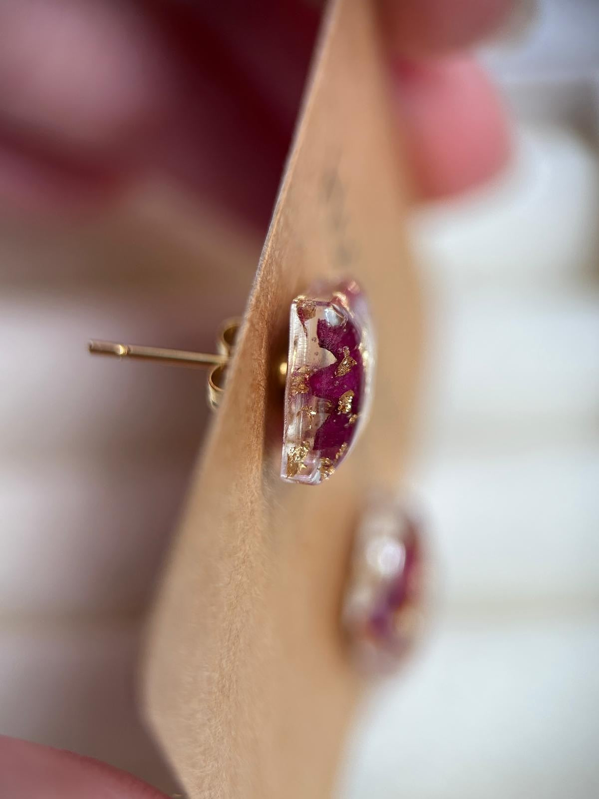 Clous d'oreilles avec petales de roses séchées - puces d'oreilles