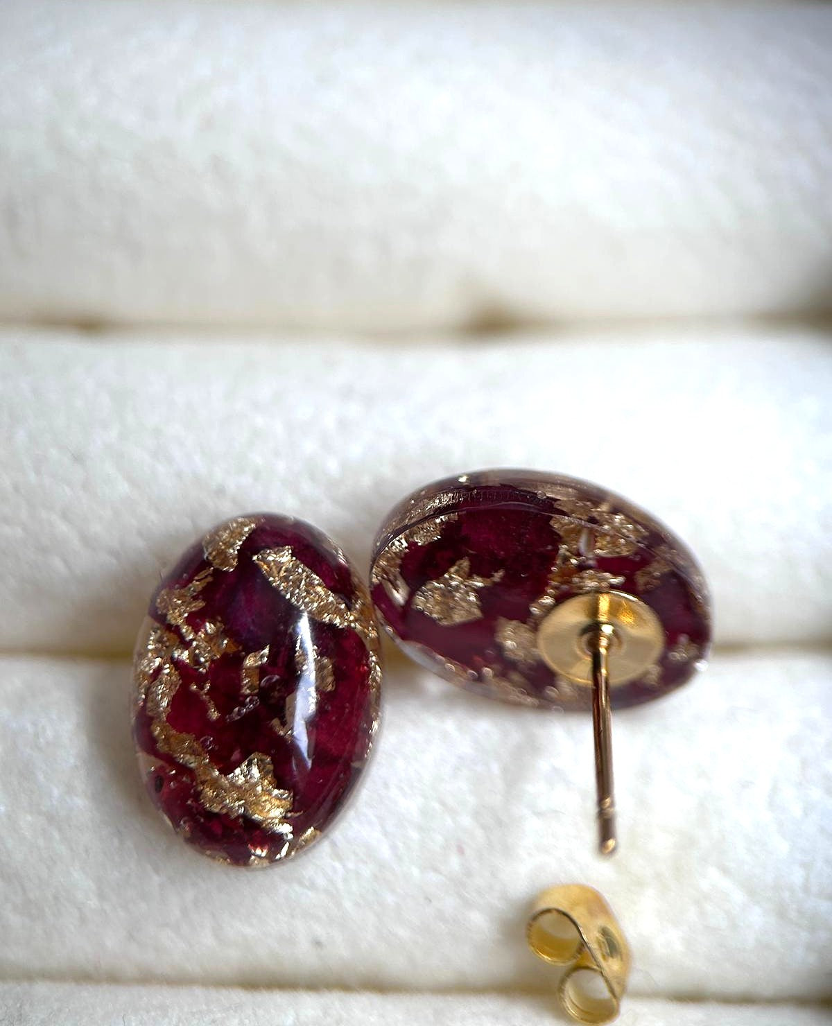 Clous d'oreilles avec petales de roses séchées - puces d'oreilles