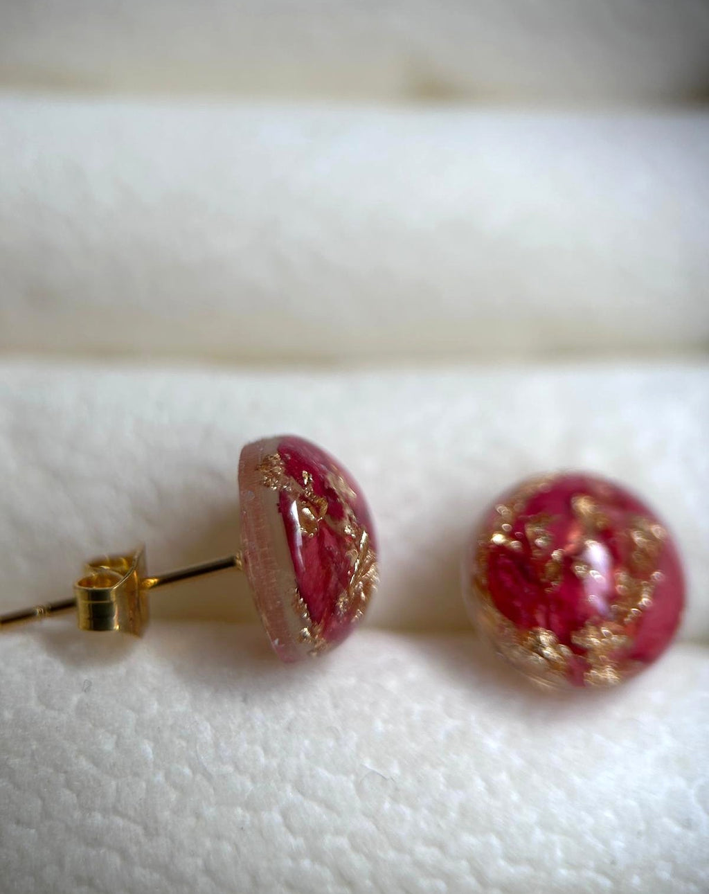 Clous d'oreilles avec petales de roses séchées - puces d'oreilles